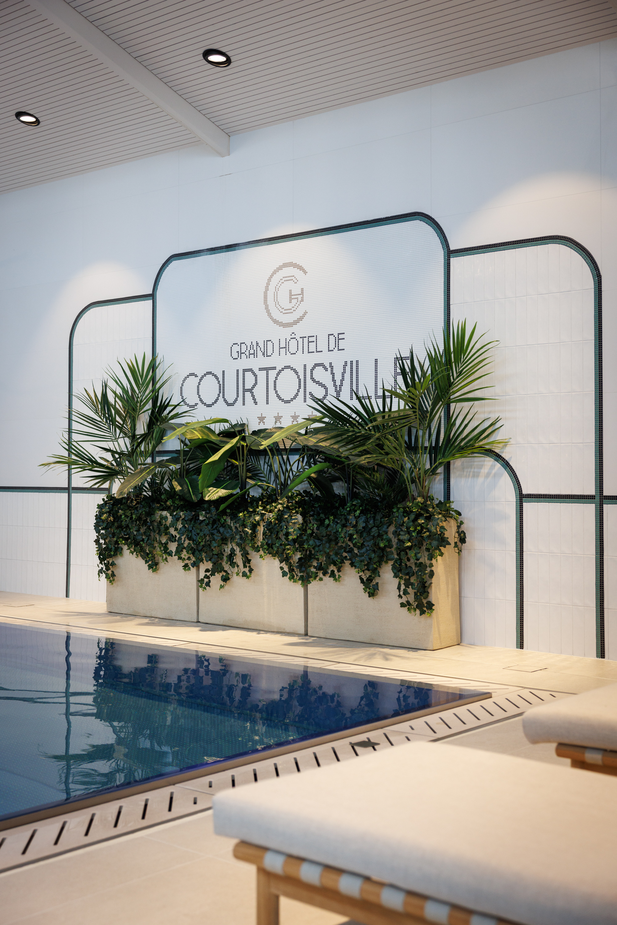Piscine intérieure chauffée du Grand Hôtel de Courtoisville à Saint-Malo, hôtel spa 4 étoiles avec jacuzzi et sauna.
