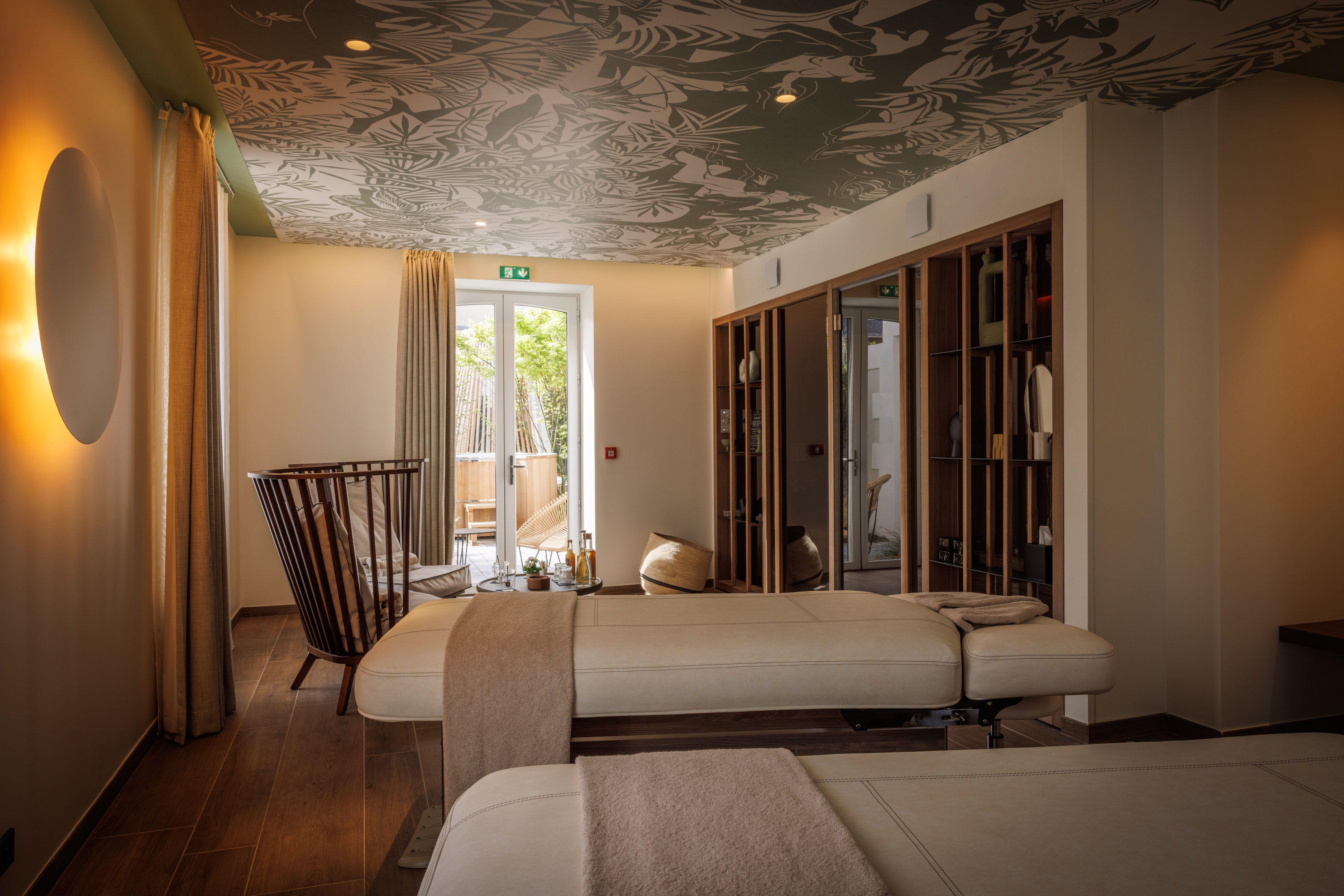 Tables de massage au Grand Hôtel de Courtoisville à Saint-Malo, spa de luxe avec soins du corps et du visage.
