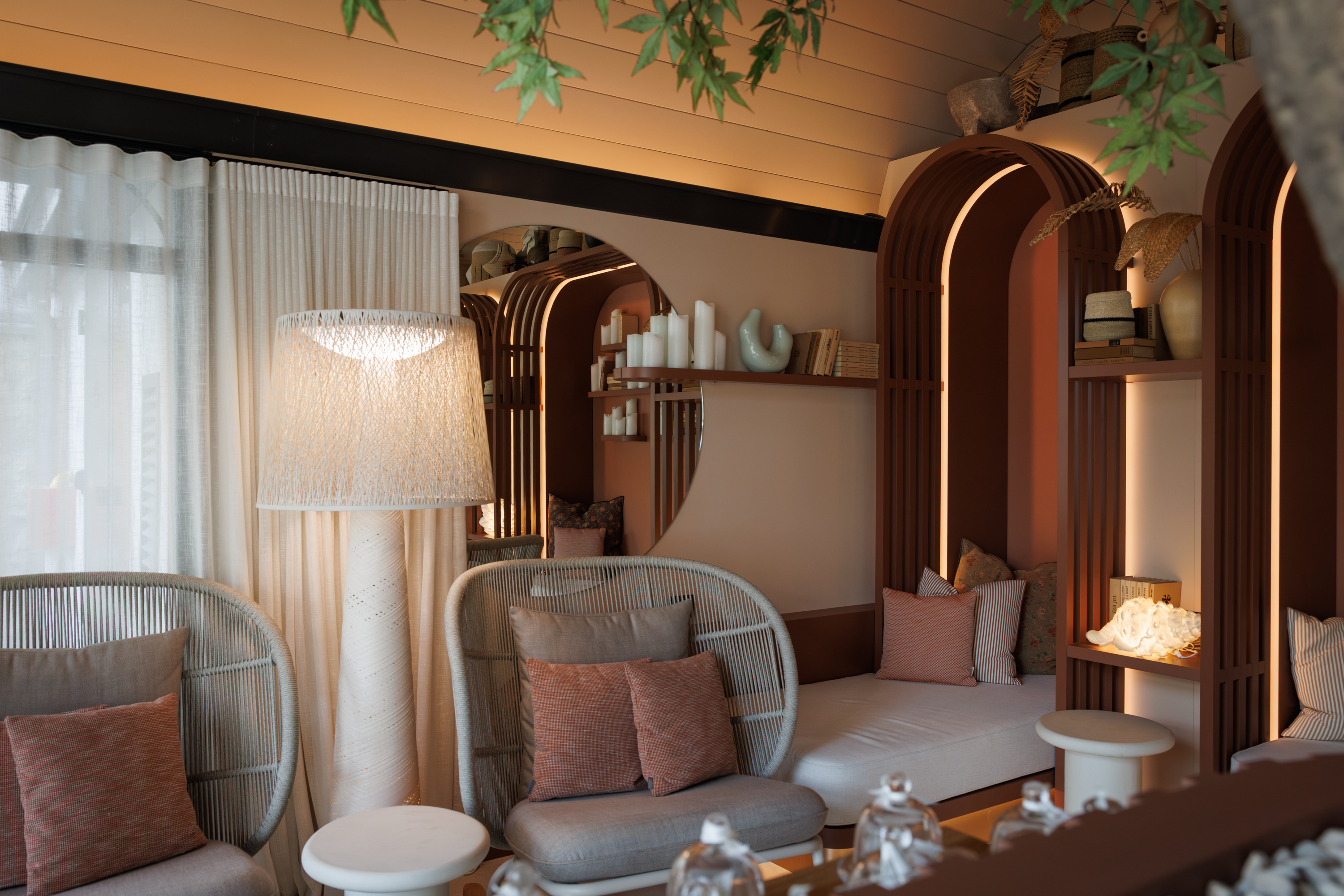 Femme dans un lit regardant un produit de soin au Grand Hôtel de Courtoisville à Saint-Malo, hôtel spa 4 étoiles.