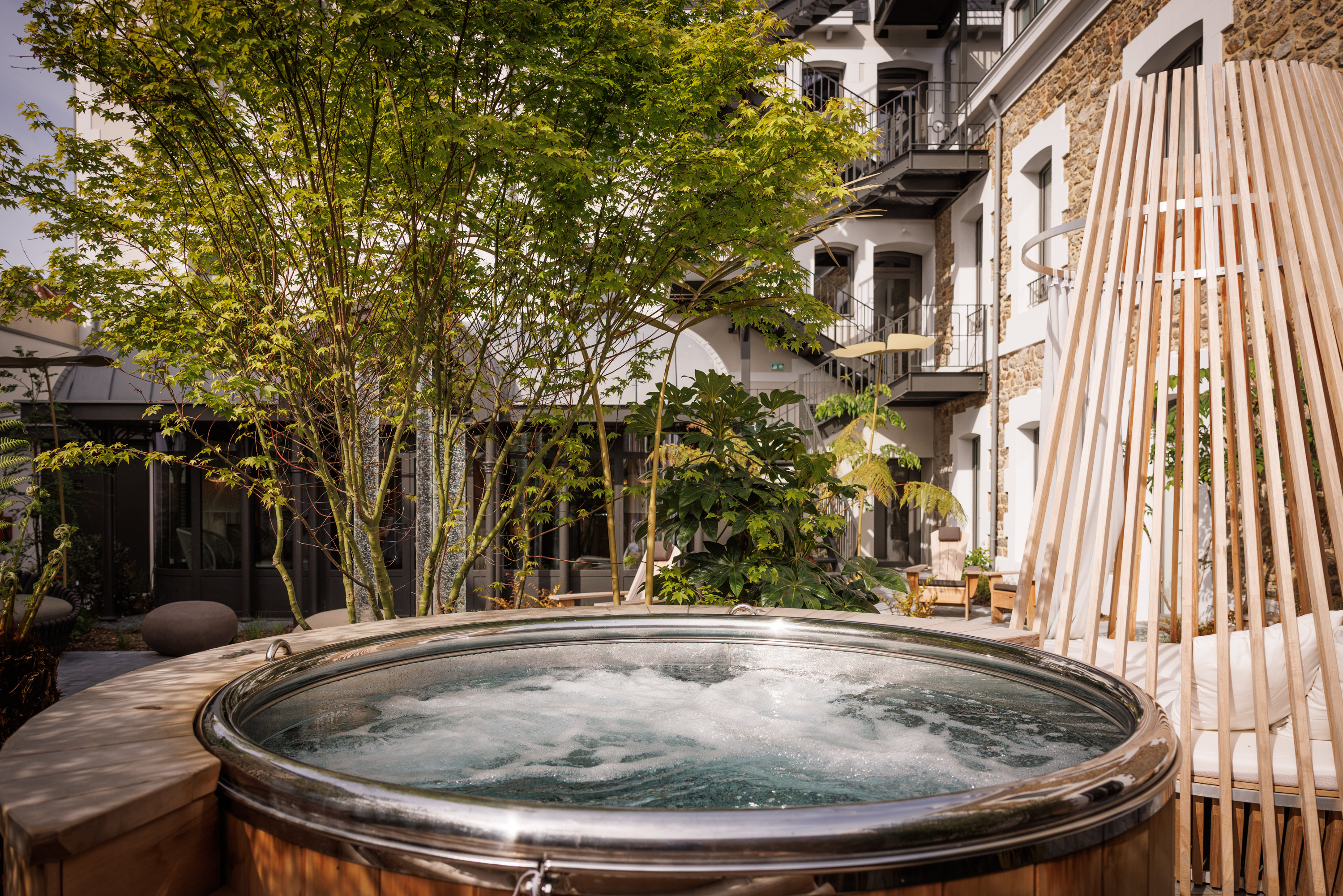 Massage en cours au Grand Hôtel de Courtoisville à Saint-Malo, spa avec massages duo, hammam et jacuzzi.