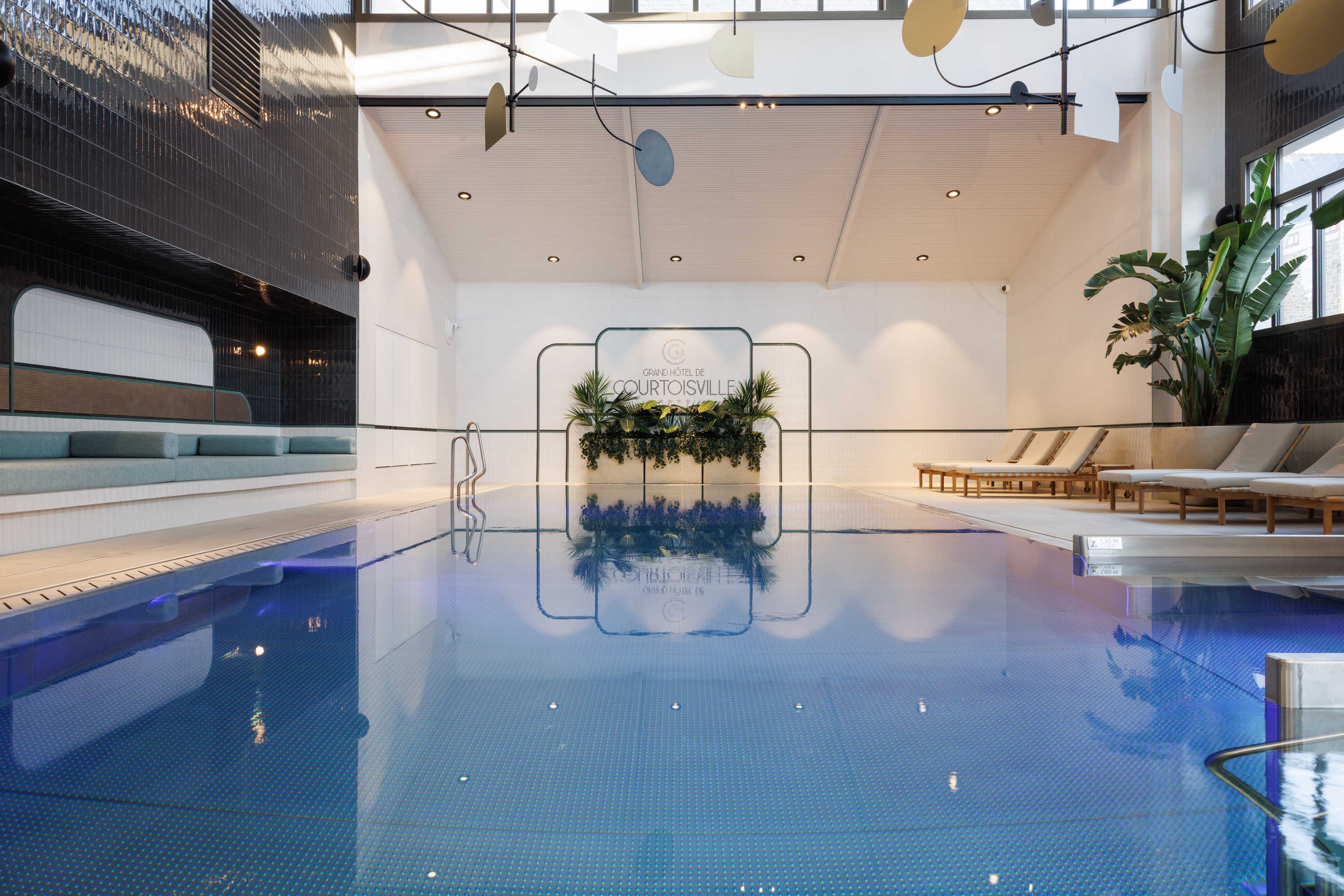Piscine intérieure chauffée du Grand Hôtel de Courtoisville à Saint-Malo, hôtel spa 4 étoiles en Bretagne.