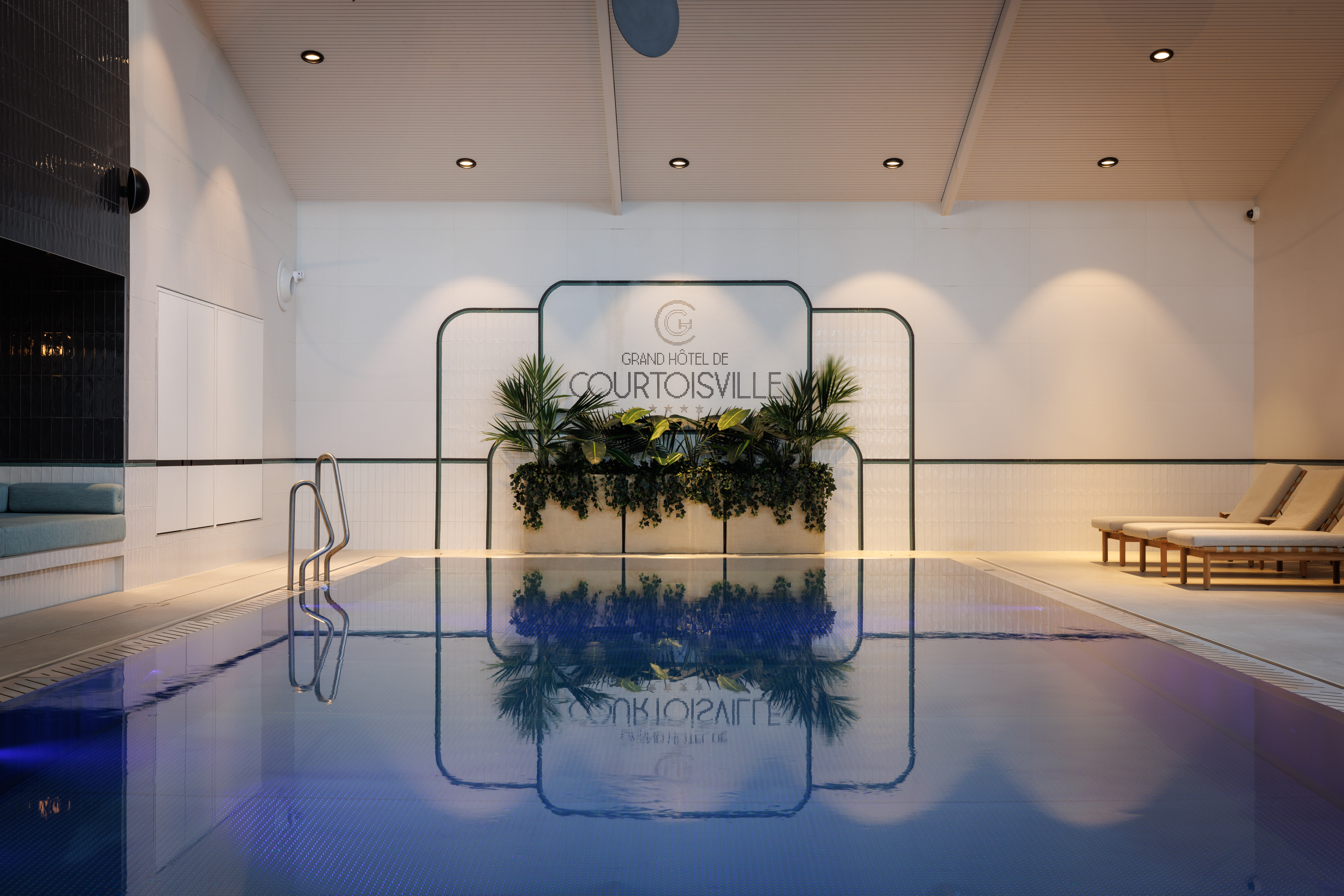 Piscine intérieure chauffée du Grand Hôtel de Courtoisville à Saint-Malo, hôtel spa 4 étoiles en Bretagne.