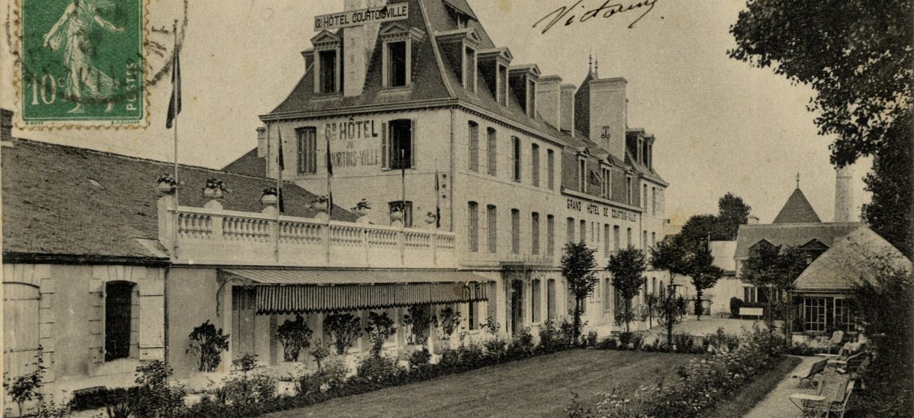 Vue historique en noir et blanc de la façade et du parc du Grand Hôtel de Courtoisville à Saint-Malo