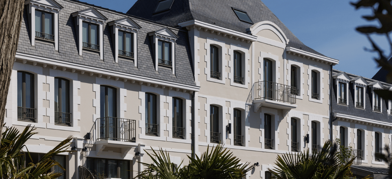 Bâtiment historique du Grand Hôtel de Courtoisville : architecture malouine, toits en ardoise à la Mansart et balcons en fer forgé.