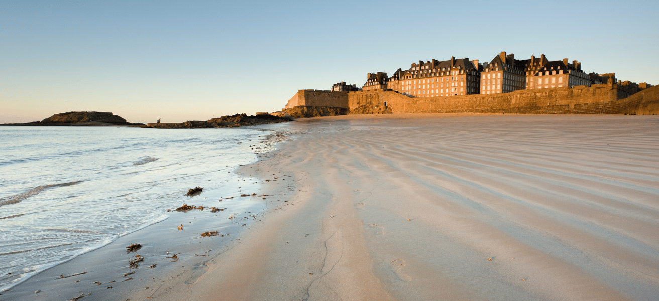 View from Courtoisville Beach in Saint-Malo during the Indian summer, featuring the Grand Hôtel.