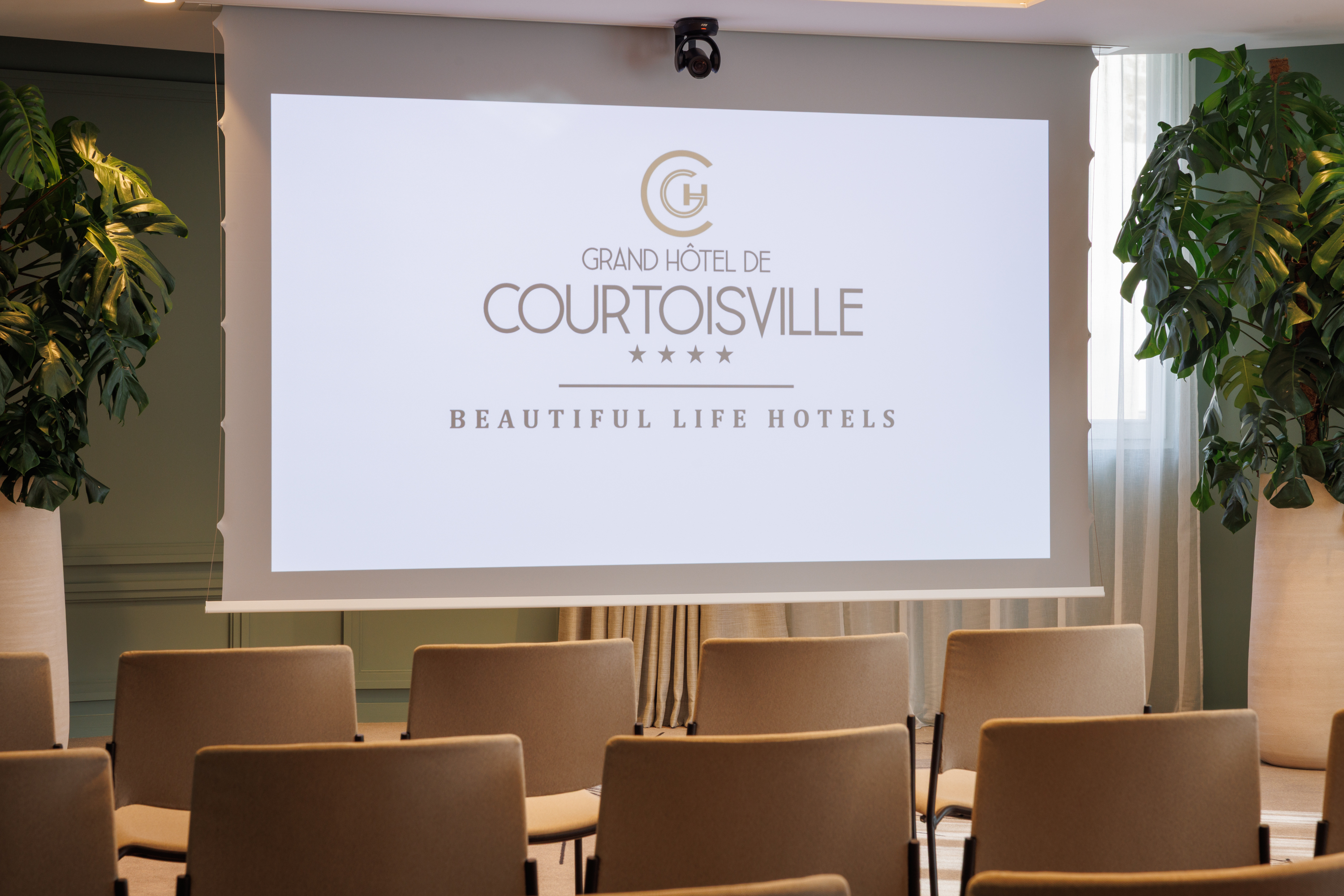 Salle L’Éventail pour séminaires au Grand Hôtel de Courtoisville à Saint-Malo, hôtel 4 étoiles idéal pour réunions et team building.