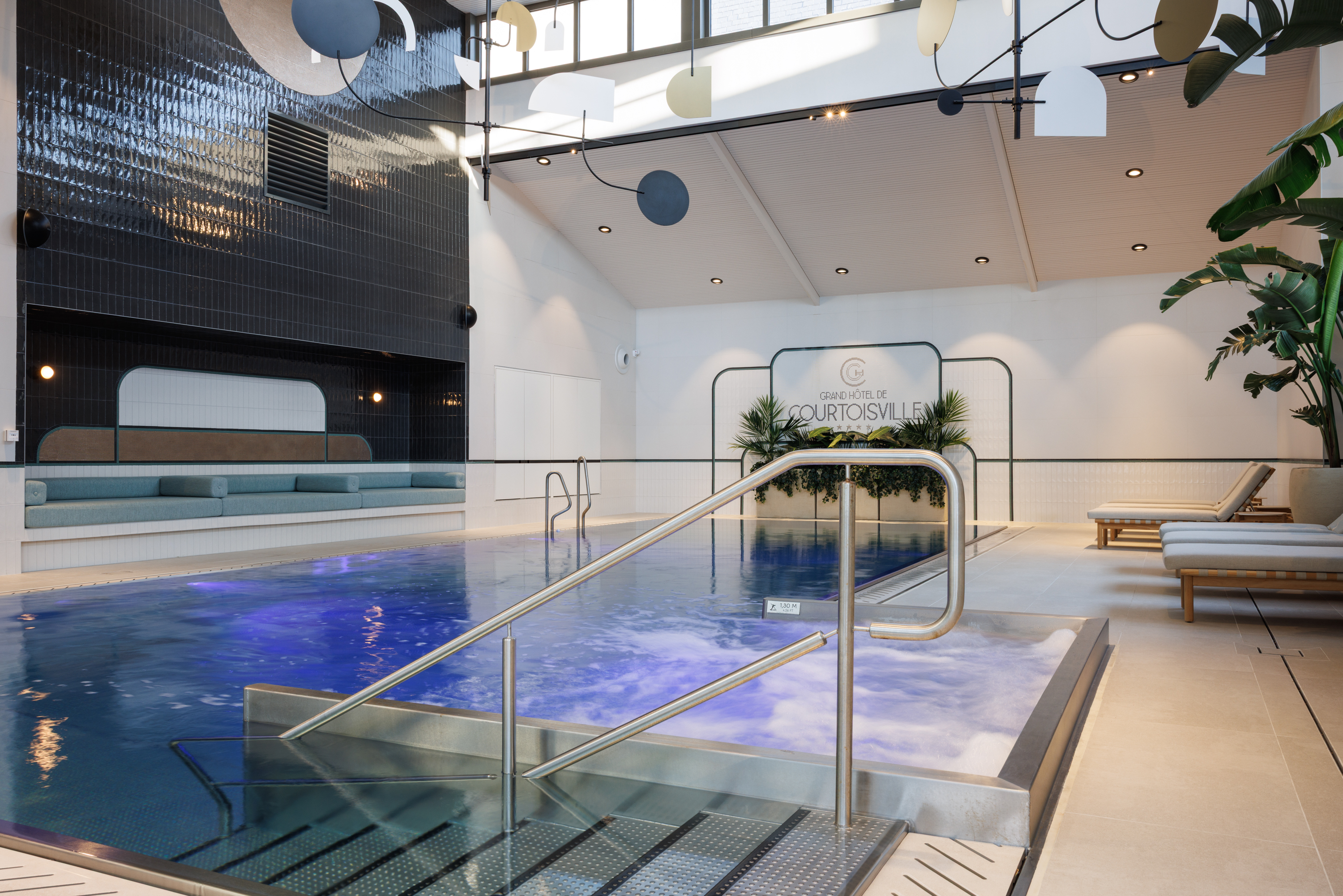 Piscine intérieure élégante au Grand Hôtel de Courtoisville à Saint-Malo, hôtel spa 4 étoiles de luxe en bord de mer.