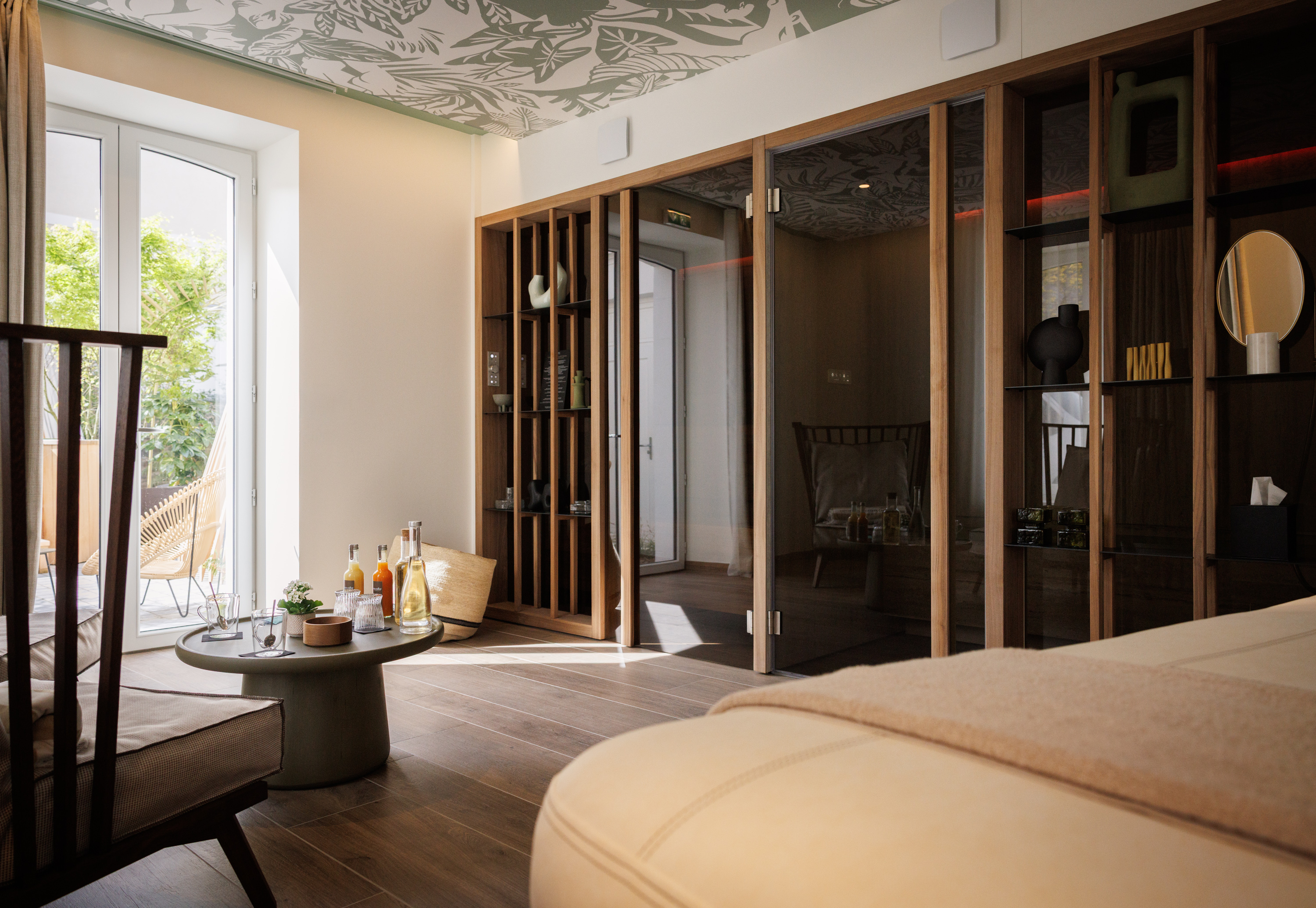 Salle de soins bien-être avec tables de massage au Grand Hôtel de Courtoisville à Saint-Malo, hôtel 4 étoiles en bord de mer.