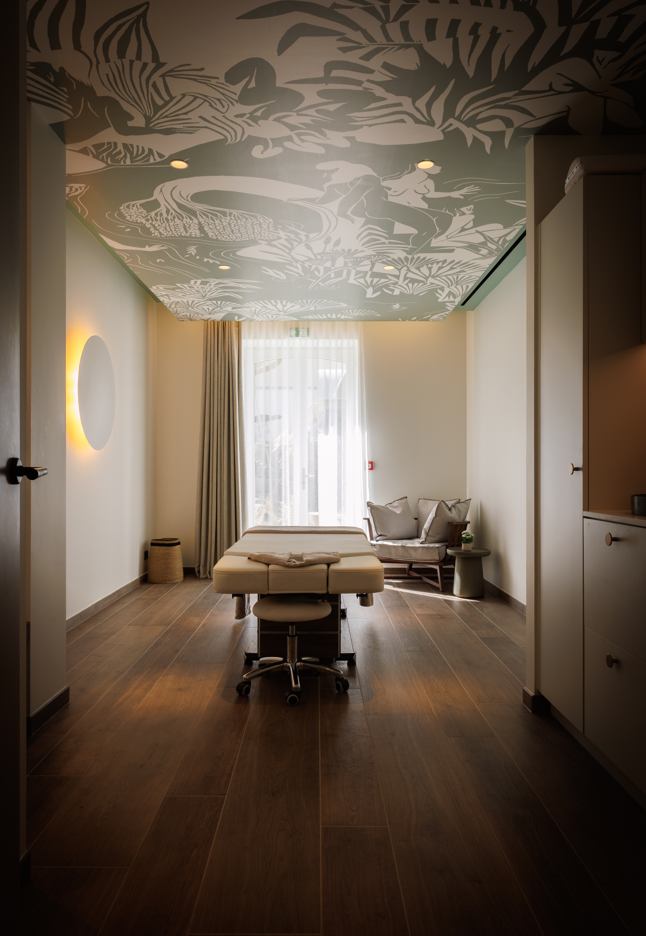 Cabine de soin relaxante au Grand Hôtel de Courtoisville à Saint-Malo, hôtel 4 étoiles avec hammam et piscine intérieure.