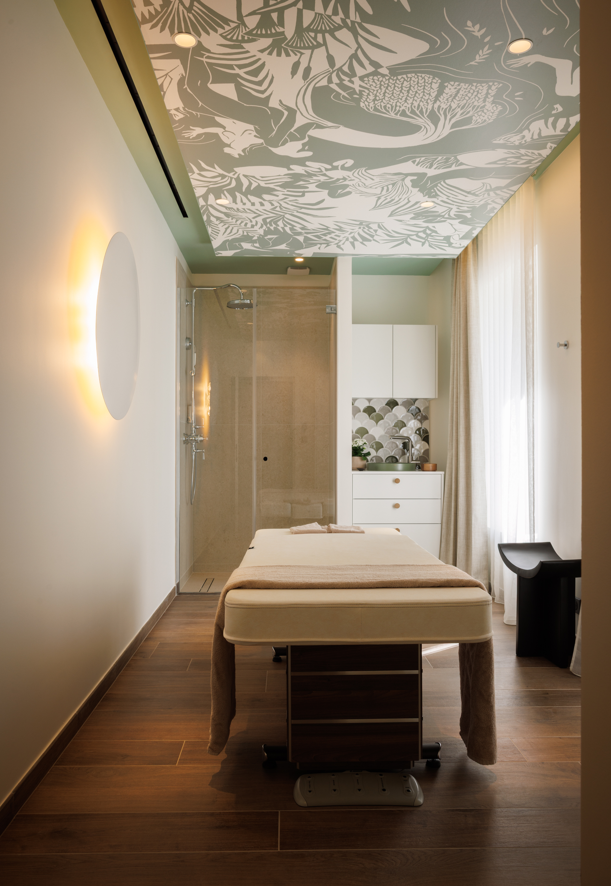 Cabine de massage duo au Grand Hôtel de Courtoisville à Saint-Malo, hôtel 4 étoiles de luxe proche de la plage du Sillon.