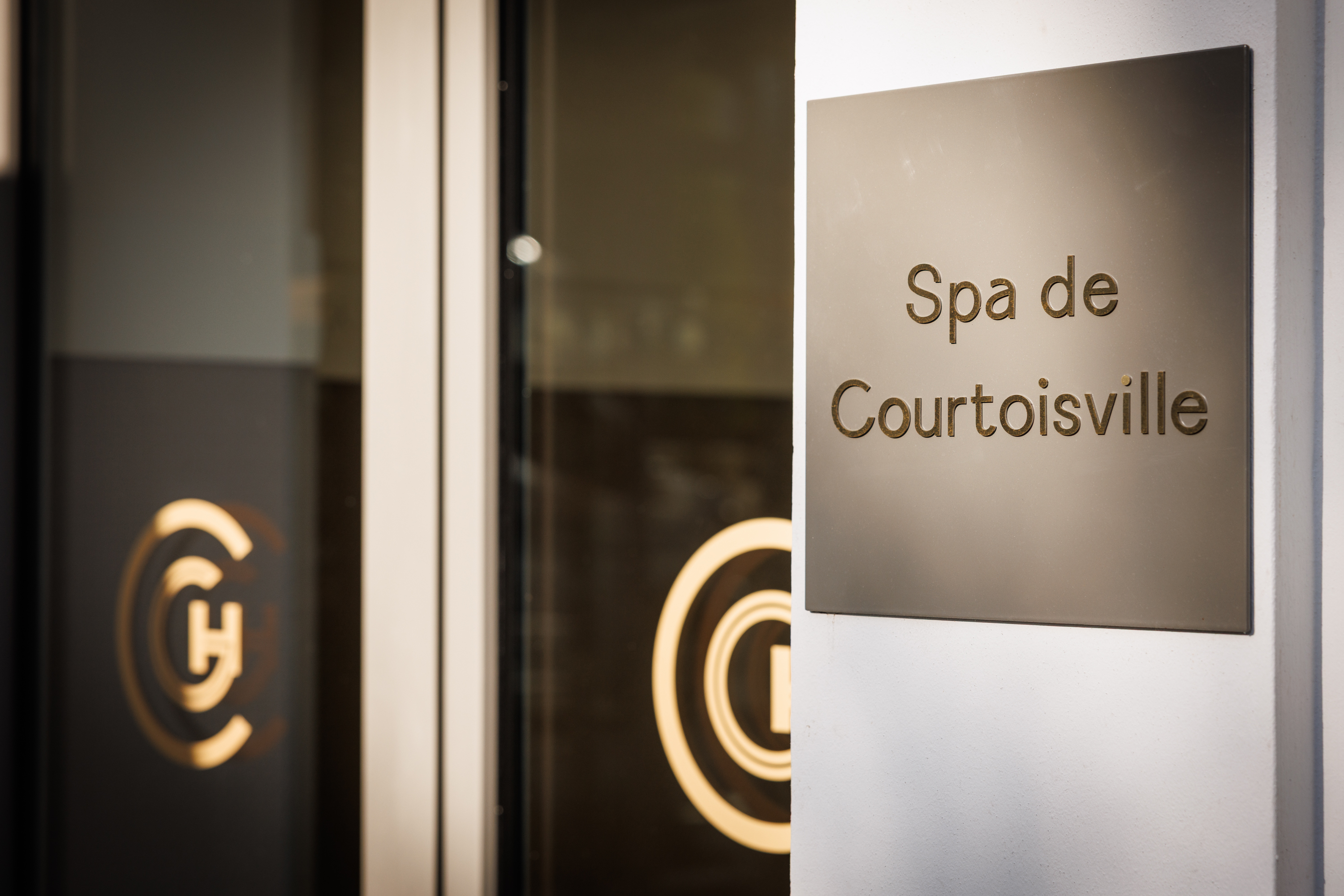Cabine duo élégante au spa du Grand Hôtel de Courtoisville à Saint-Malo, hôtel spa 4 étoiles avec hammam et jacuzzi.