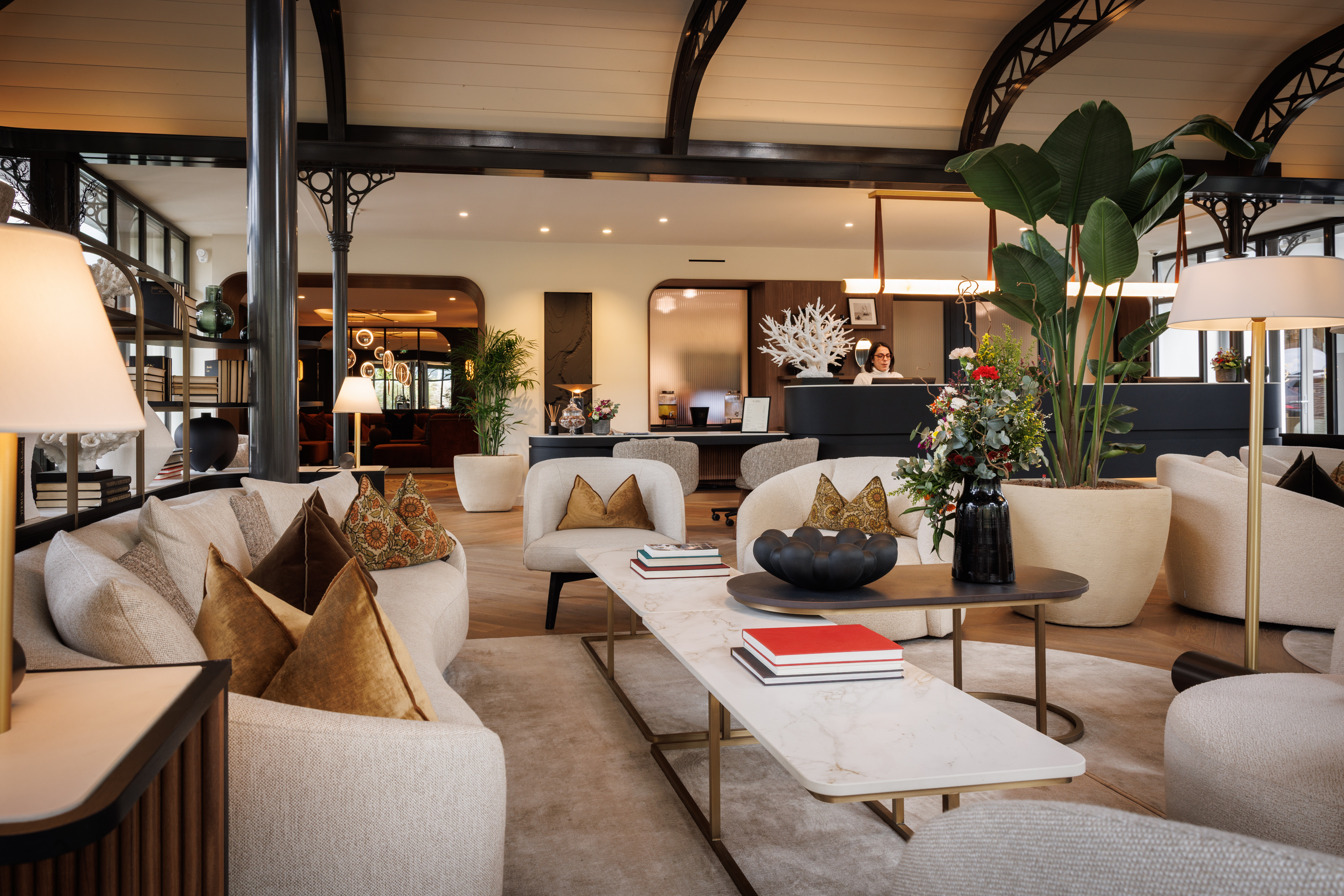 Lobby spacieux avec fauteuils au Grand Hôtel de Courtoisville à Saint-Malo, hôtel spa 4 étoiles en bord de mer.