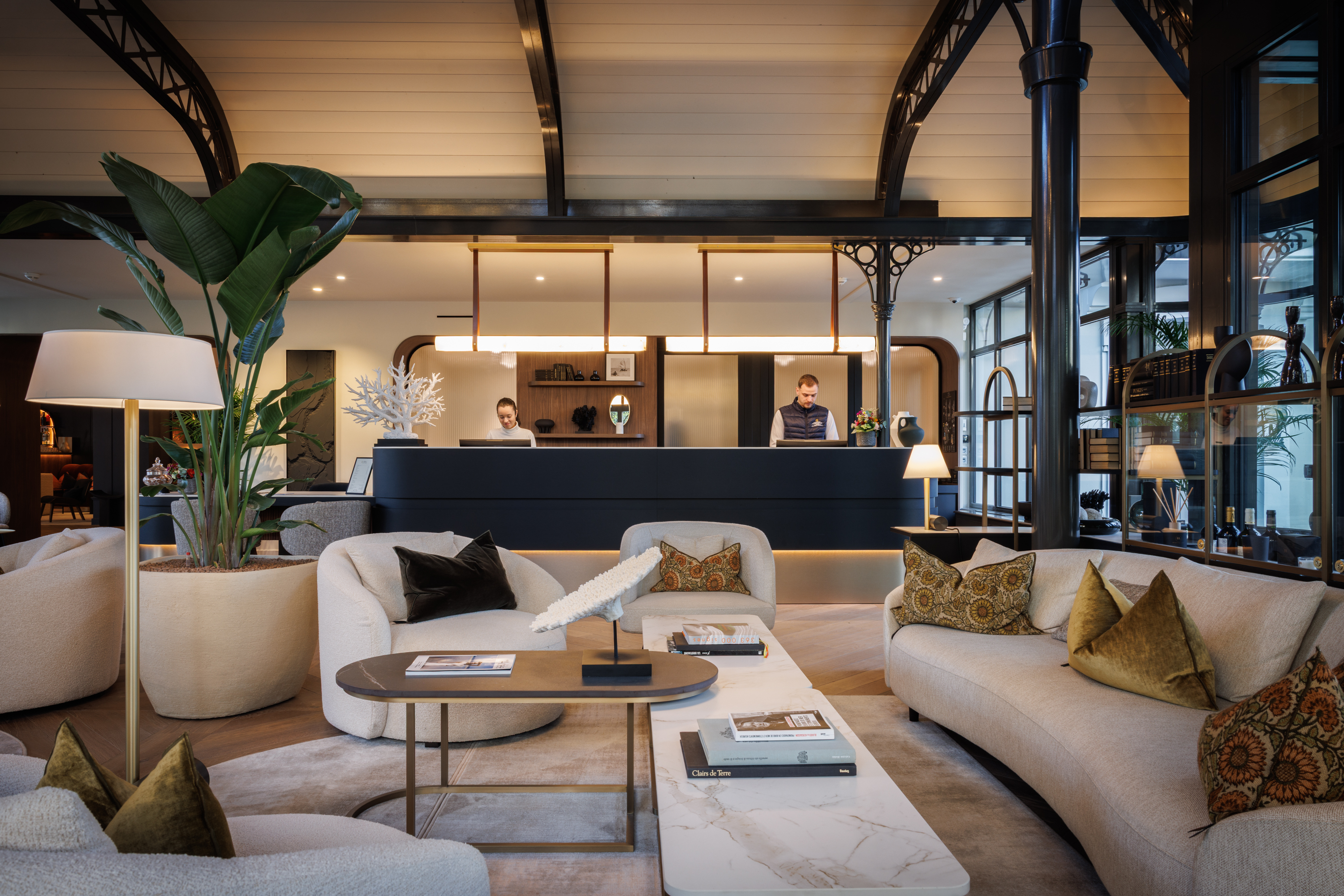 Vue sur le lobby et la réception du Grand Hôtel de Courtoisville à Saint-Malo, hôtel 4 étoiles proche du centre-ville.