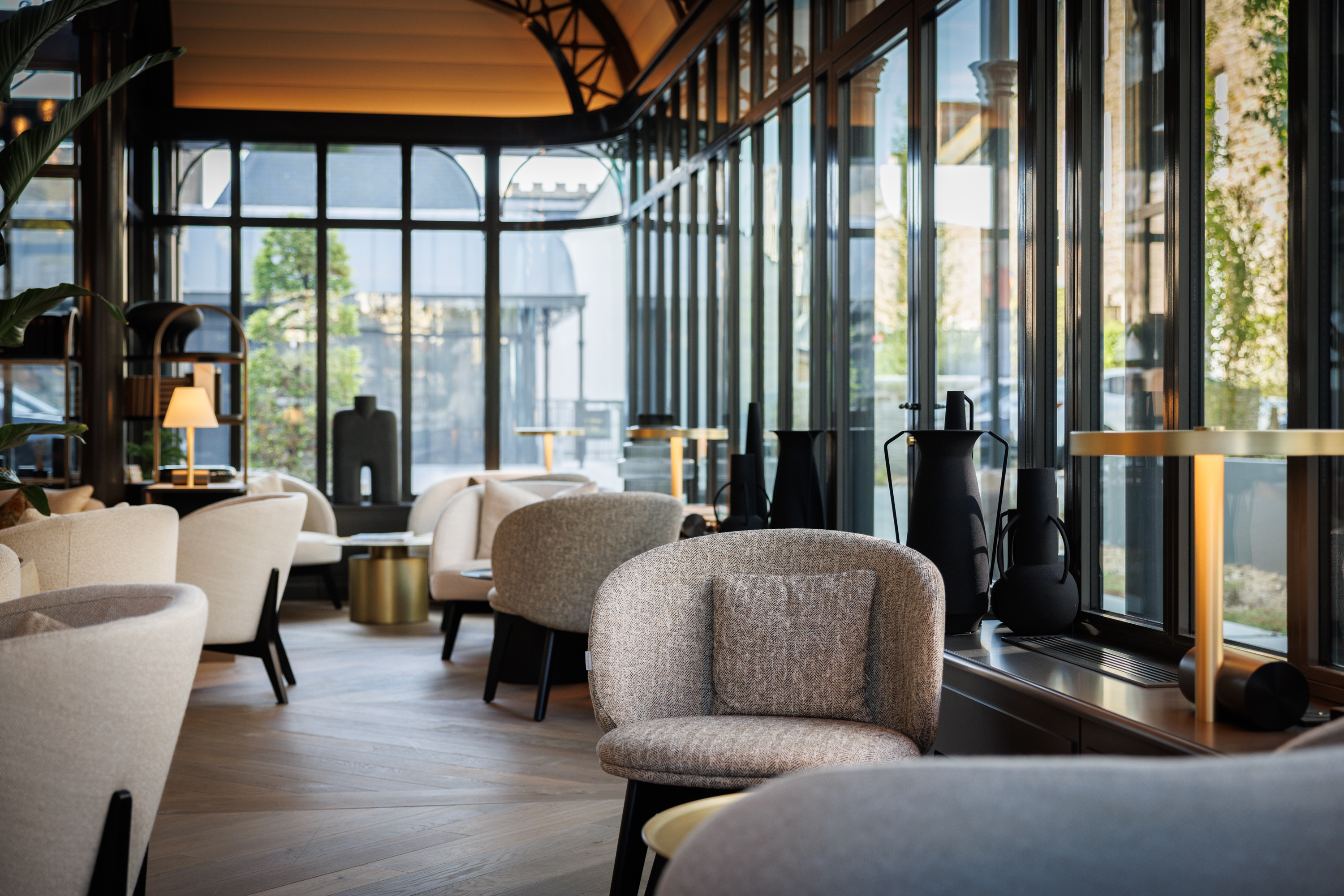 Lobby raffiné avec espaces détente au Grand Hôtel de Courtoisville à Saint-Malo, hôtel spa 4 étoiles de luxe.