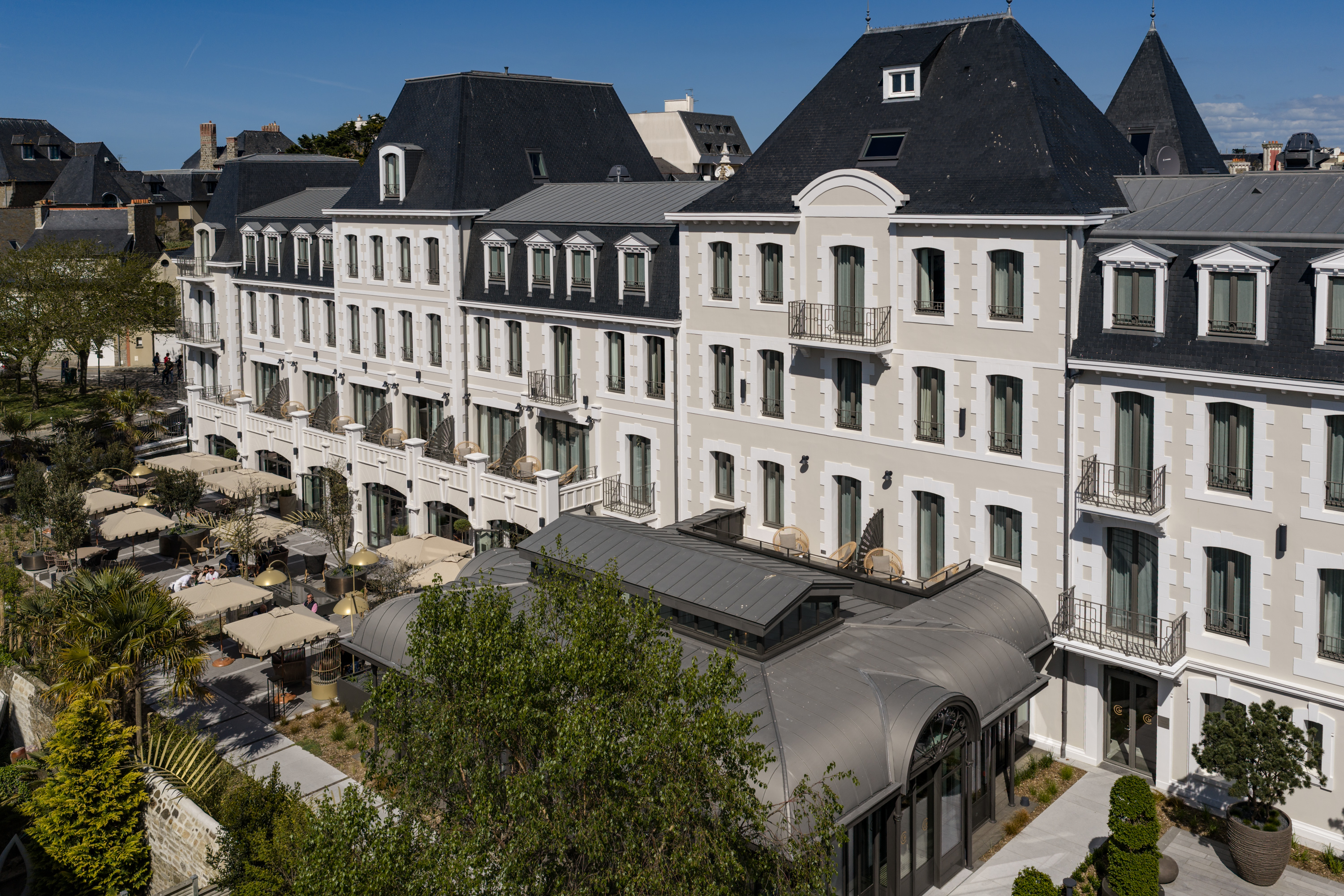 Façade du Grand Hôtel de Courtoisville à Saint-Malo, hôtel spa 4 étoiles avec salles de séminaires et espaces de réception.