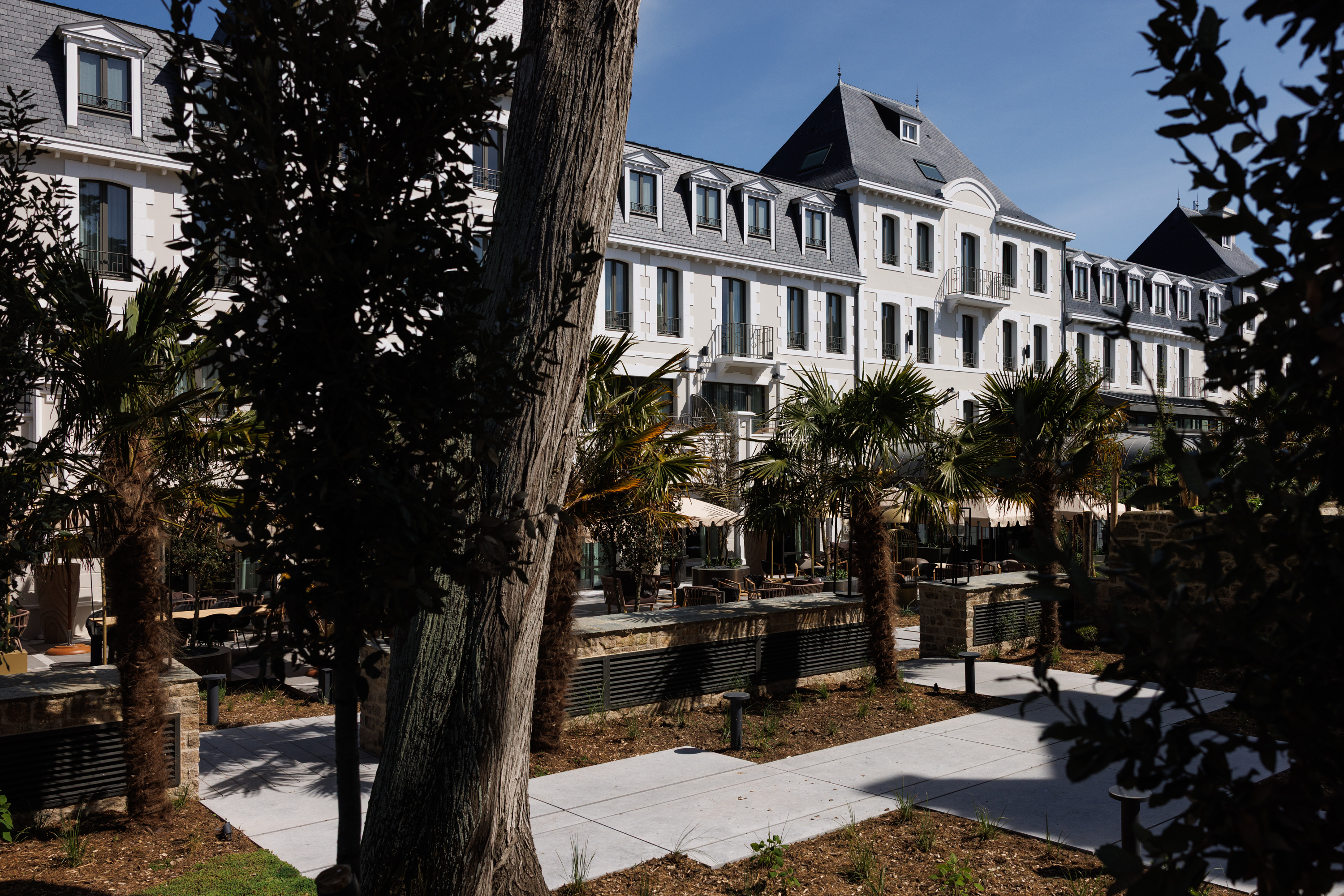 Façade du Grand Hôtel de Courtoisville à Saint-Malo, hôtel 4 étoiles en bord de mer avec parking.