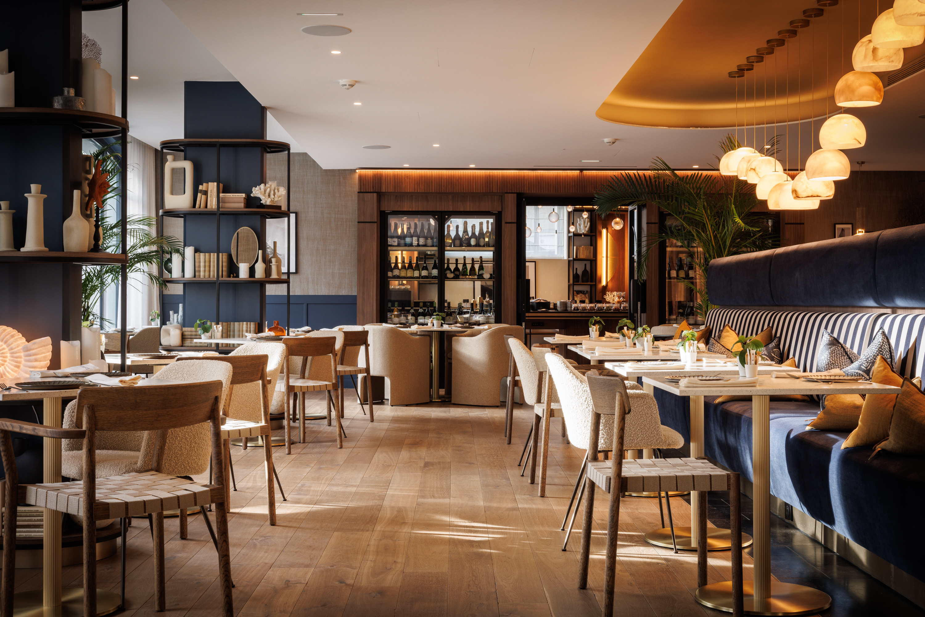 Salle du restaurant pour dîner romantique au Grand Hôtel de Courtoisville à Saint-Malo, hôtel spa 4 étoiles en bord de mer.