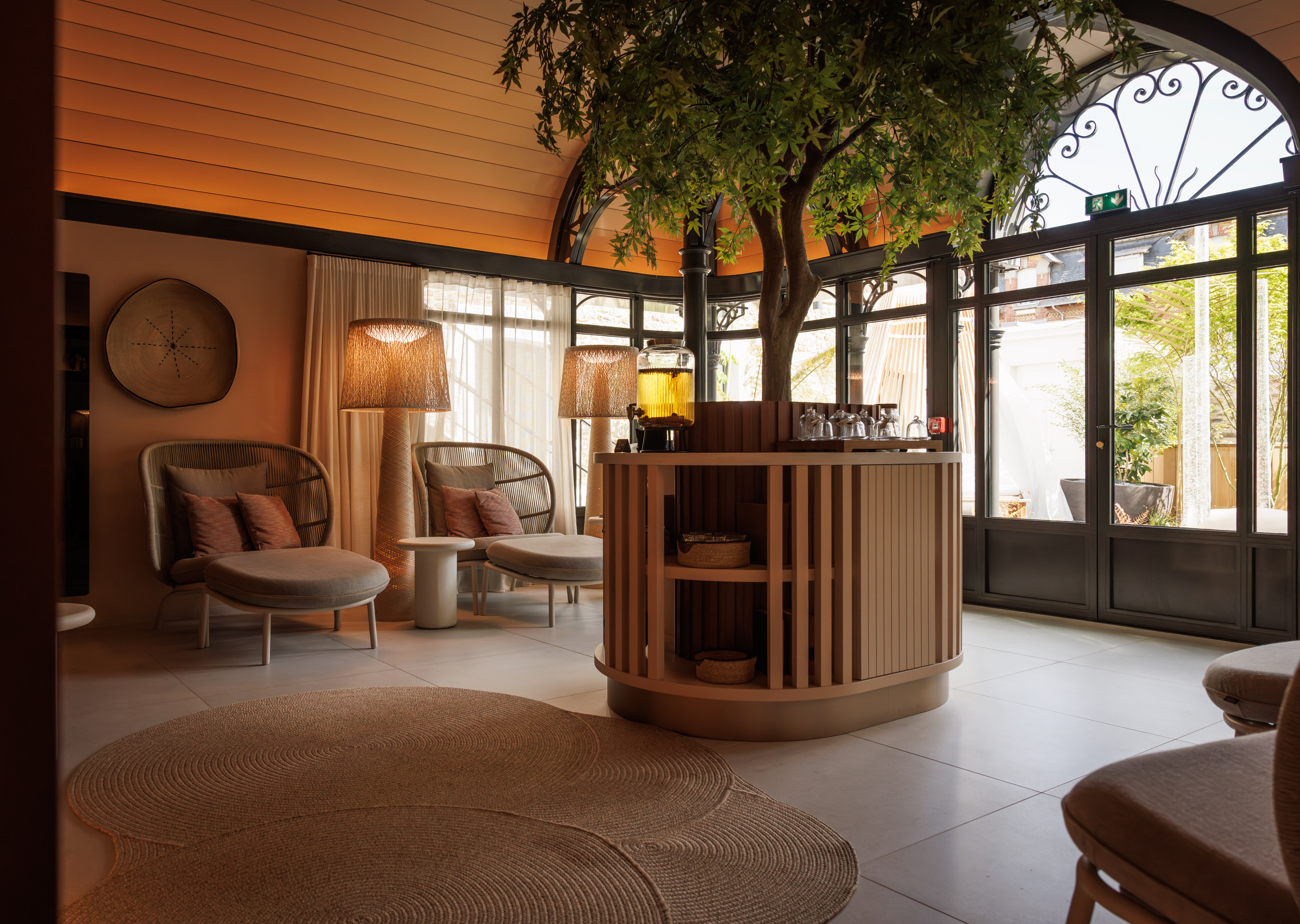 Tisanerie élégante du spa au Grand Hôtel de Courtoisville à Saint-Malo, hôtel spa 4 étoiles de luxe avec piscine intérieure.