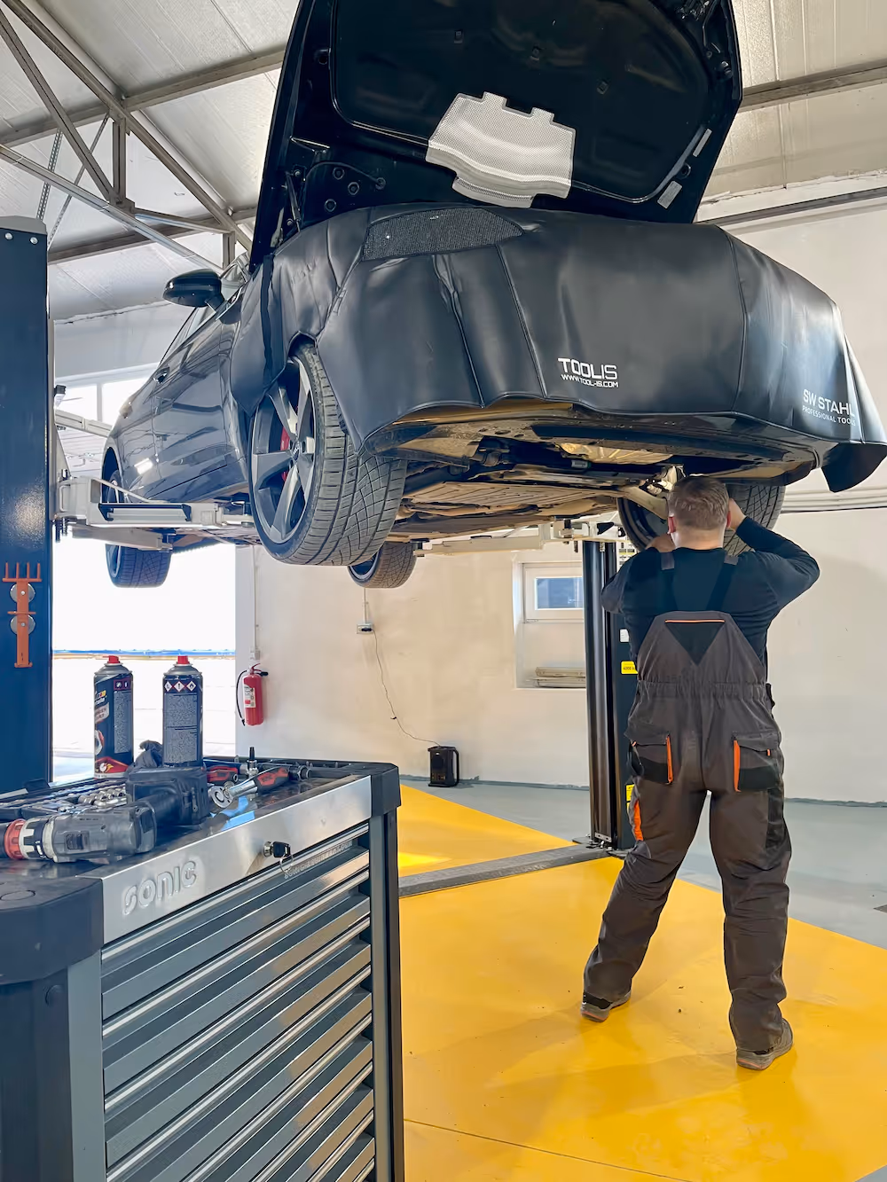 AMR PRO reparând o mașină pe elevator