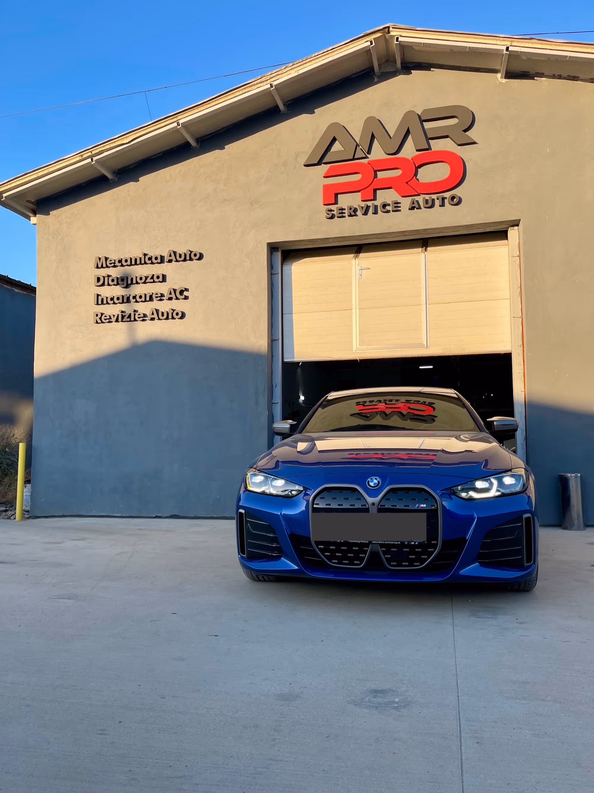 BMW i4 M50 parcat în fața service-ului auto AMR PRO din Pantelimon