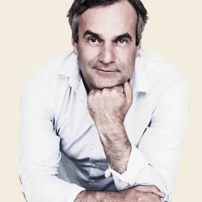 Photo de Chef Damien, co-fondateur de Necense, sur fond sable.