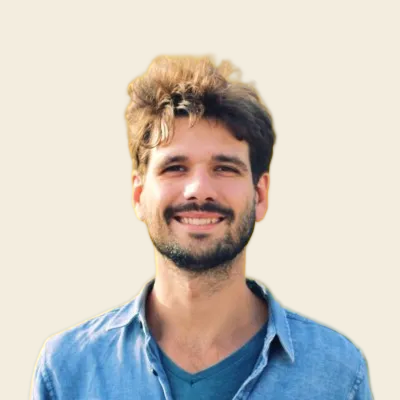 Photo de Lucas Lefebvre, co-fondateur de La Fourche, sur fond sable.