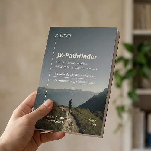 Photo de la couverture du livre Junko Pathfinder, représentant un randonneur marchant vers l'horizon. 