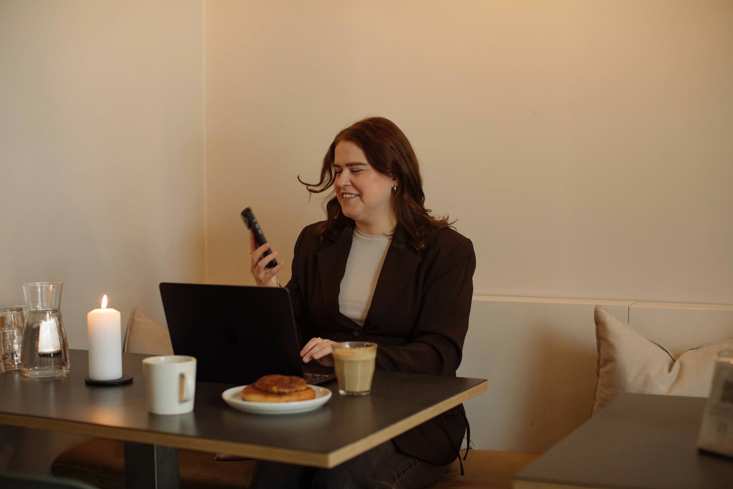 Therese Kristoffersen arbeider i kafesetting