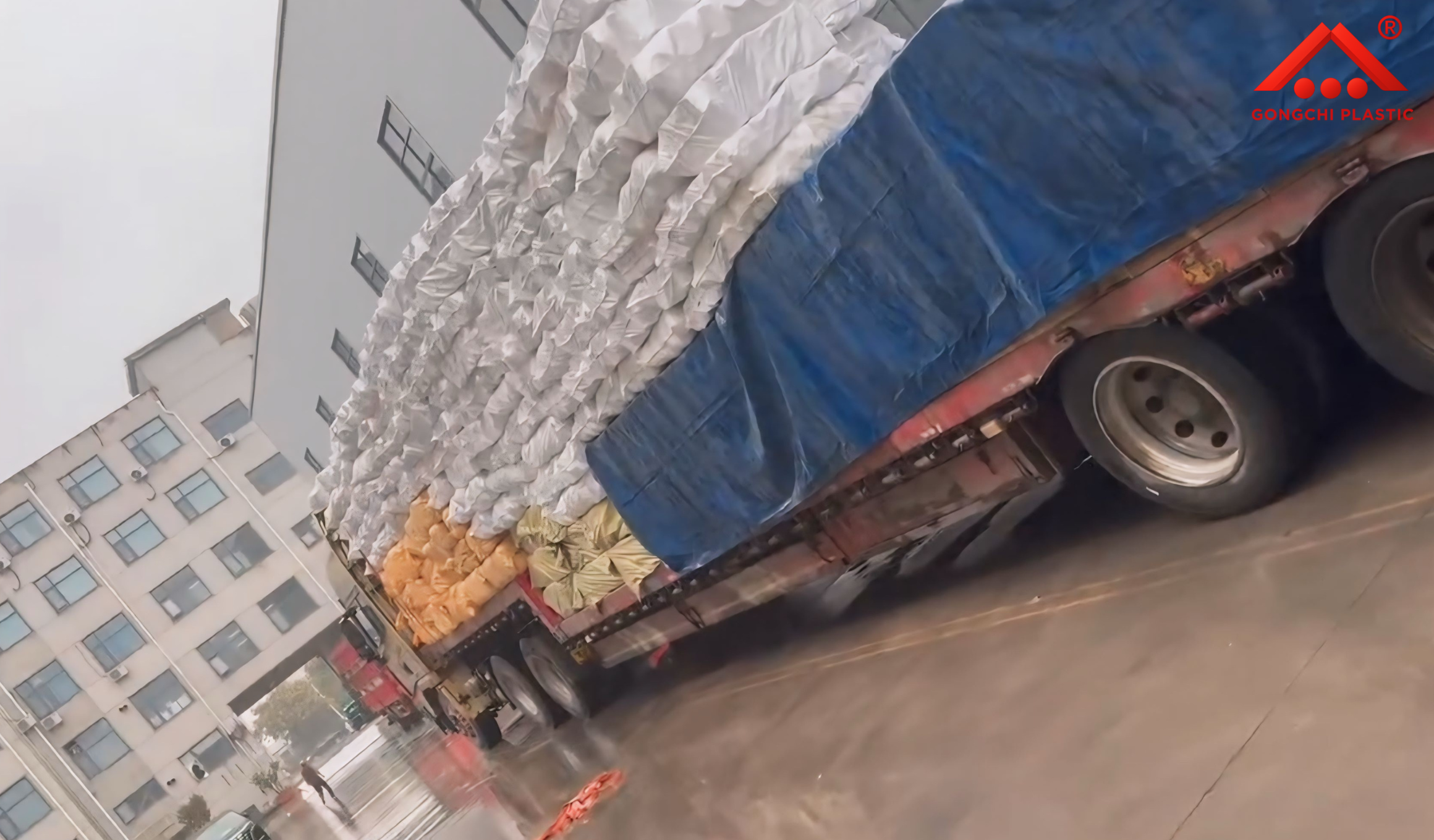 Gongchi Plastic trucks loading PPR and PVC piping systems for export to Asian markets in 2025.