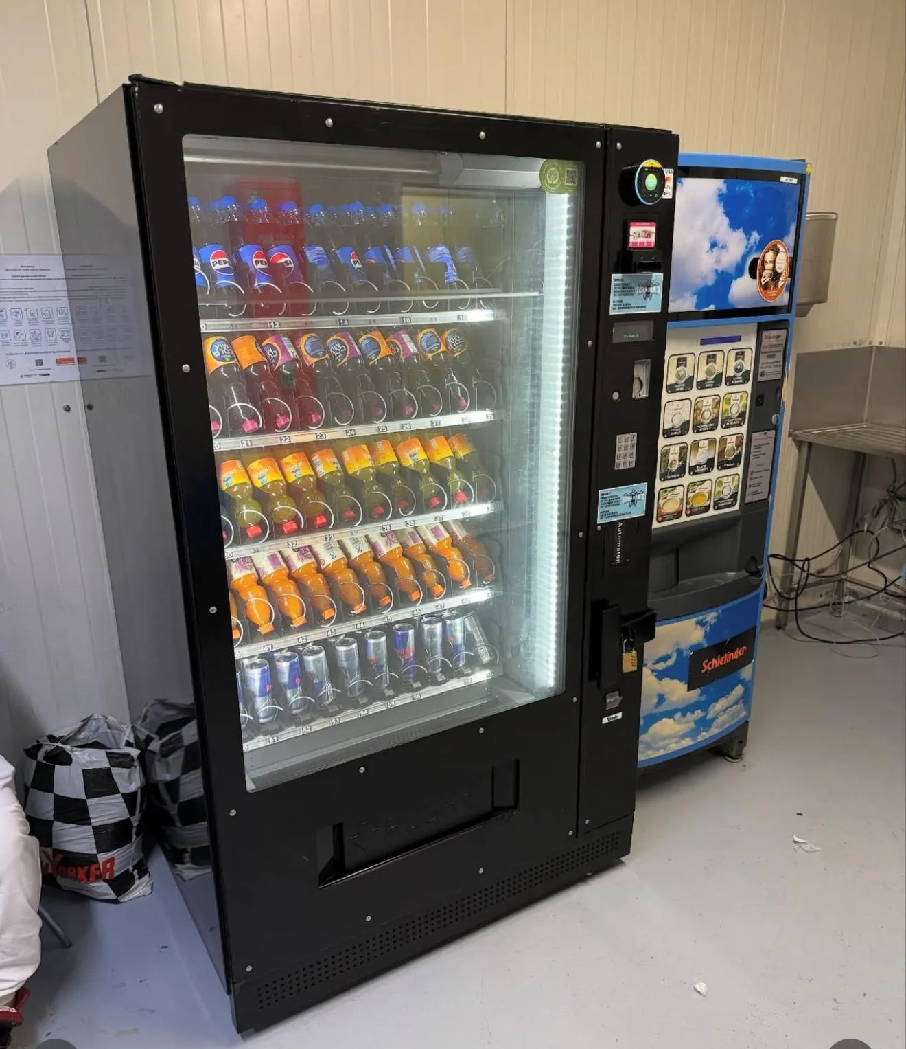 Zwei Automaten im Pausenraum