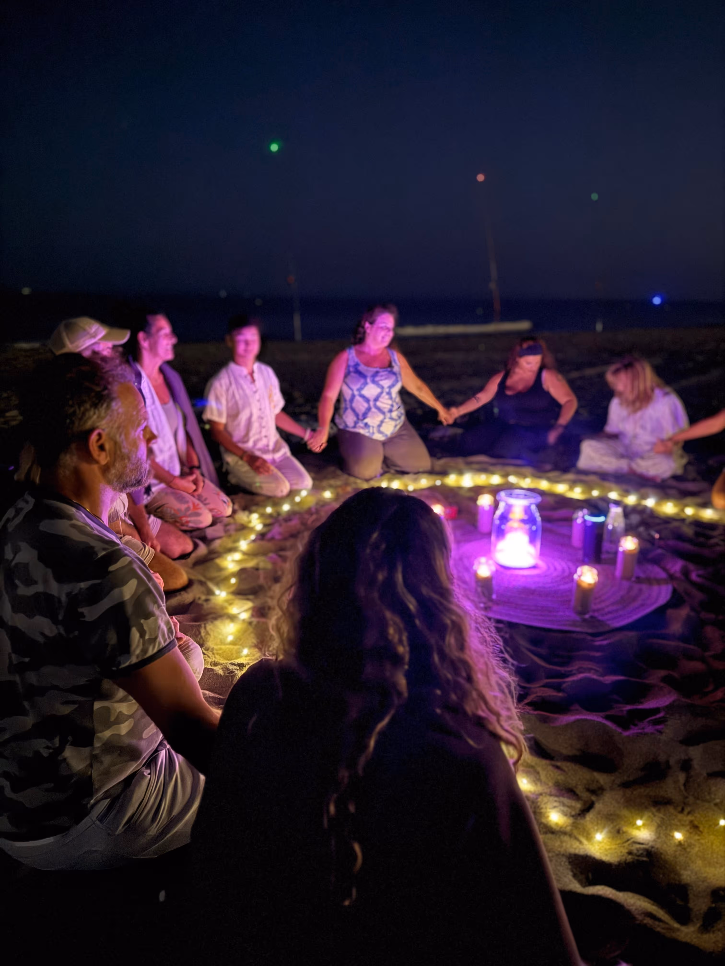 yoga al aire libre junto a un lago tranquilo