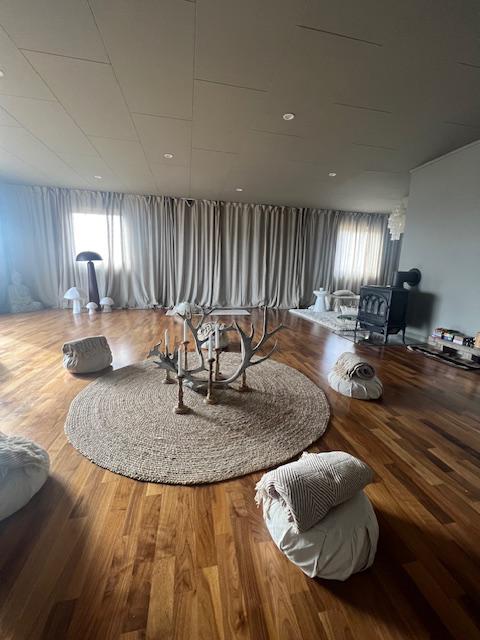 [background image] image of concert venue