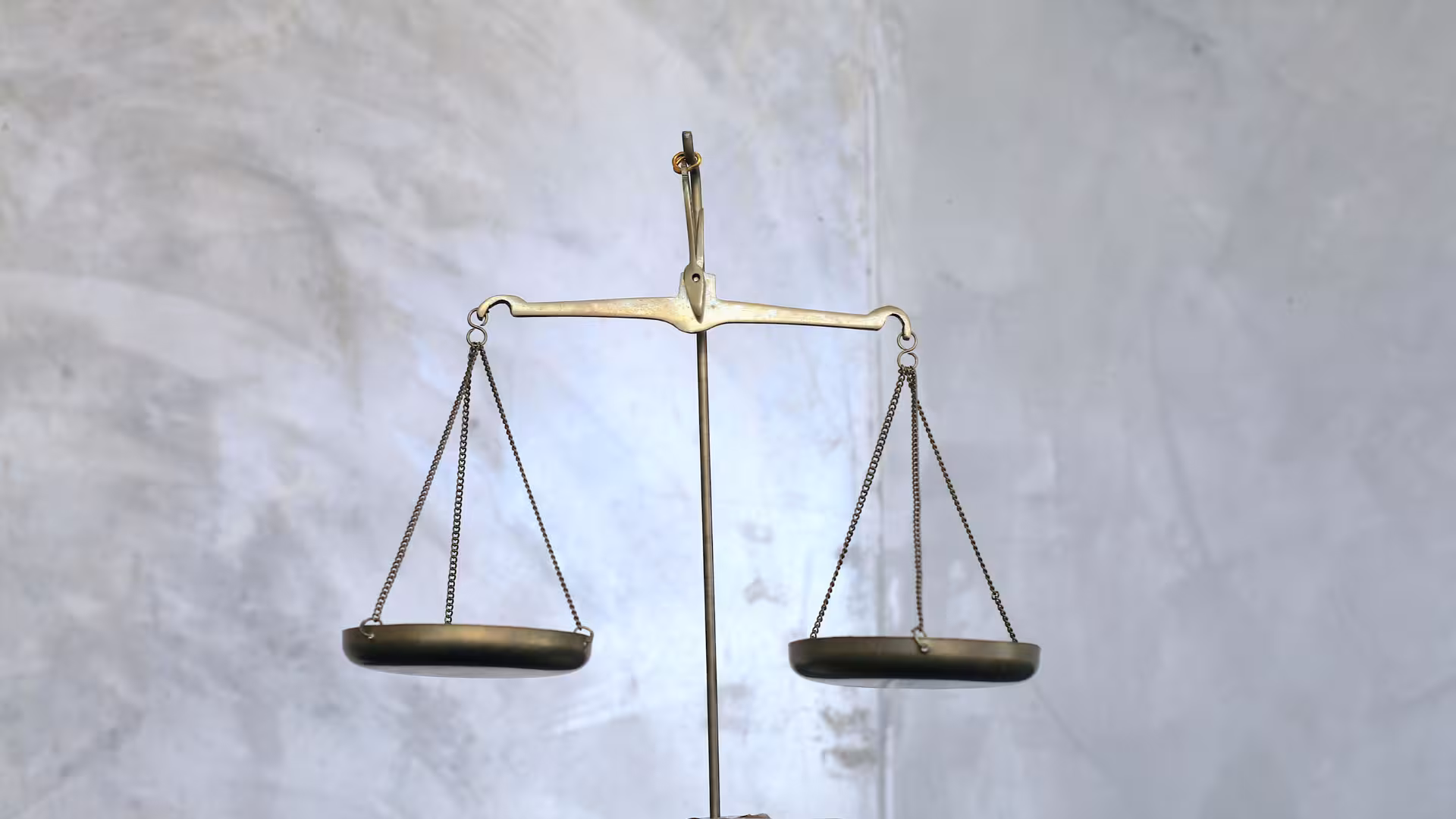 Scale to Illustrate comparison between free and paid version of copilot