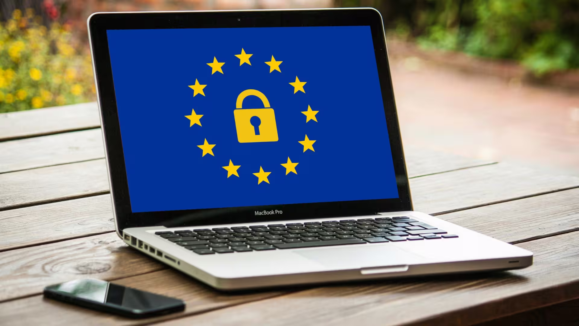 DSGVO Zeichen auf einem Laptop zur Visualisierung von DSGVO Bedenken der Sentiment-Analyse