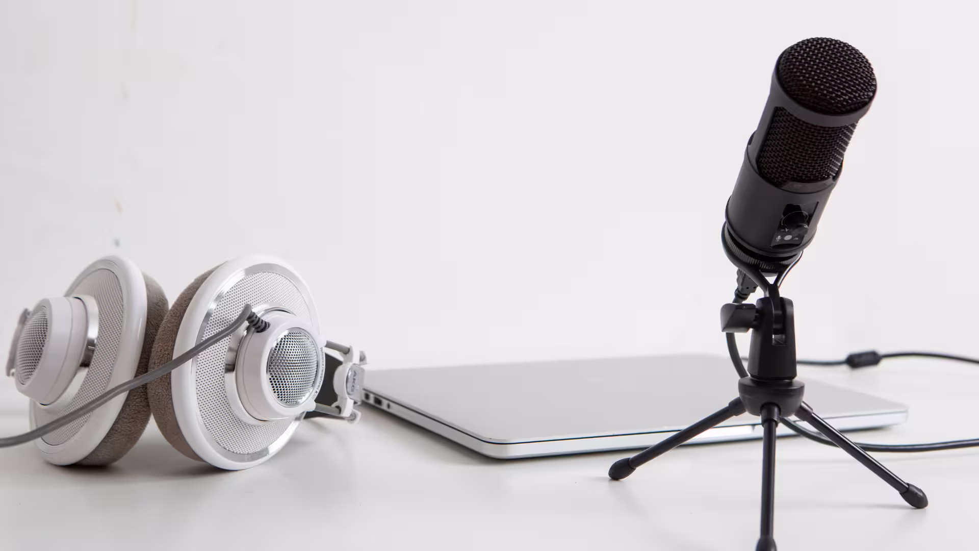Microphone, Laptop and Headphones to run Speech to Text optimally