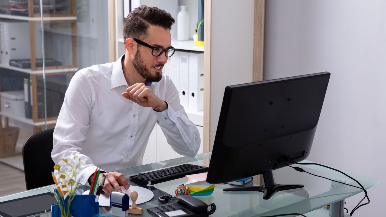 Guy reviewing his transcript on a computer