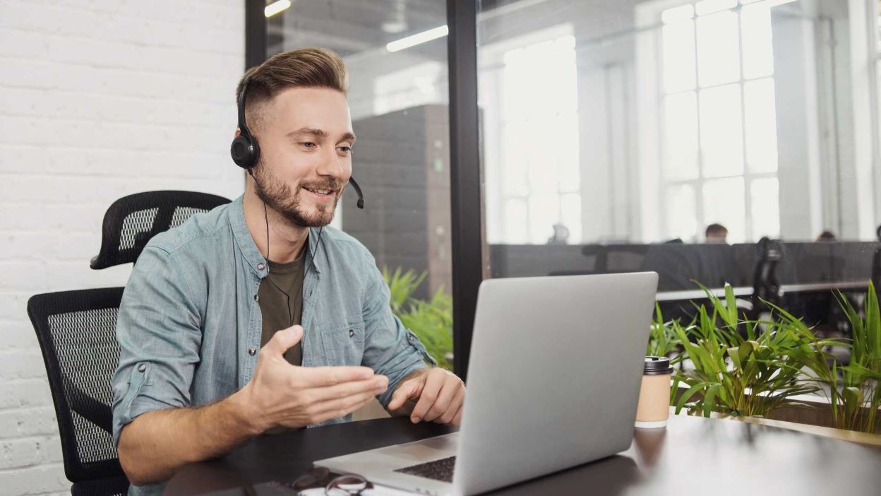 Online meeting with an AI meeting assistant