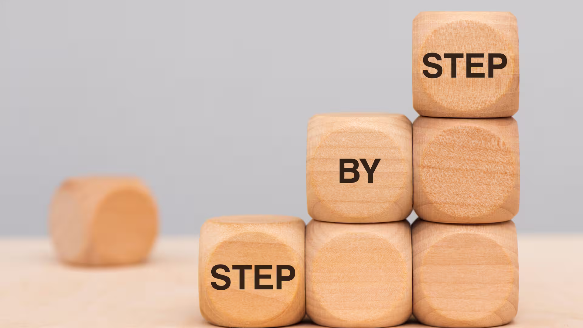 step by step auf Holzklötzen