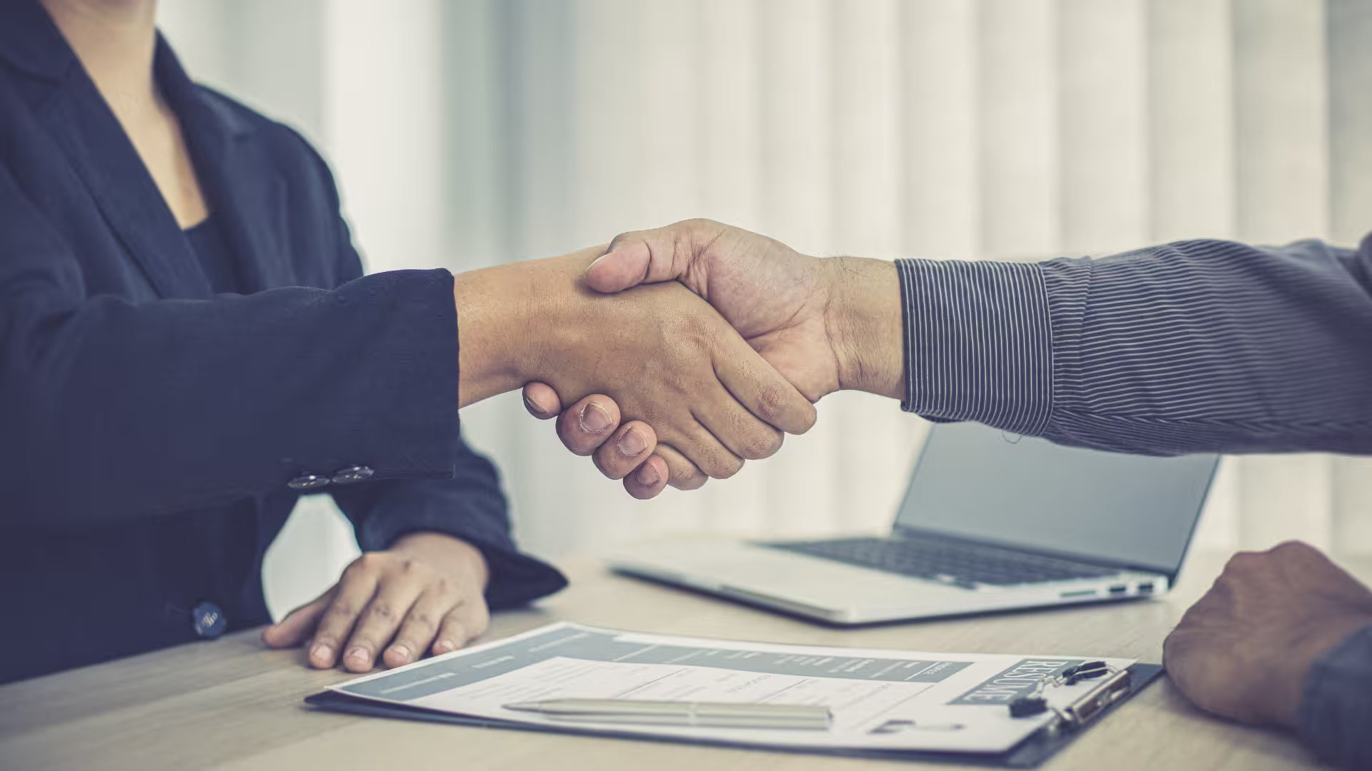 Interviewer und Kandidat schütteln im Job interview die Hände