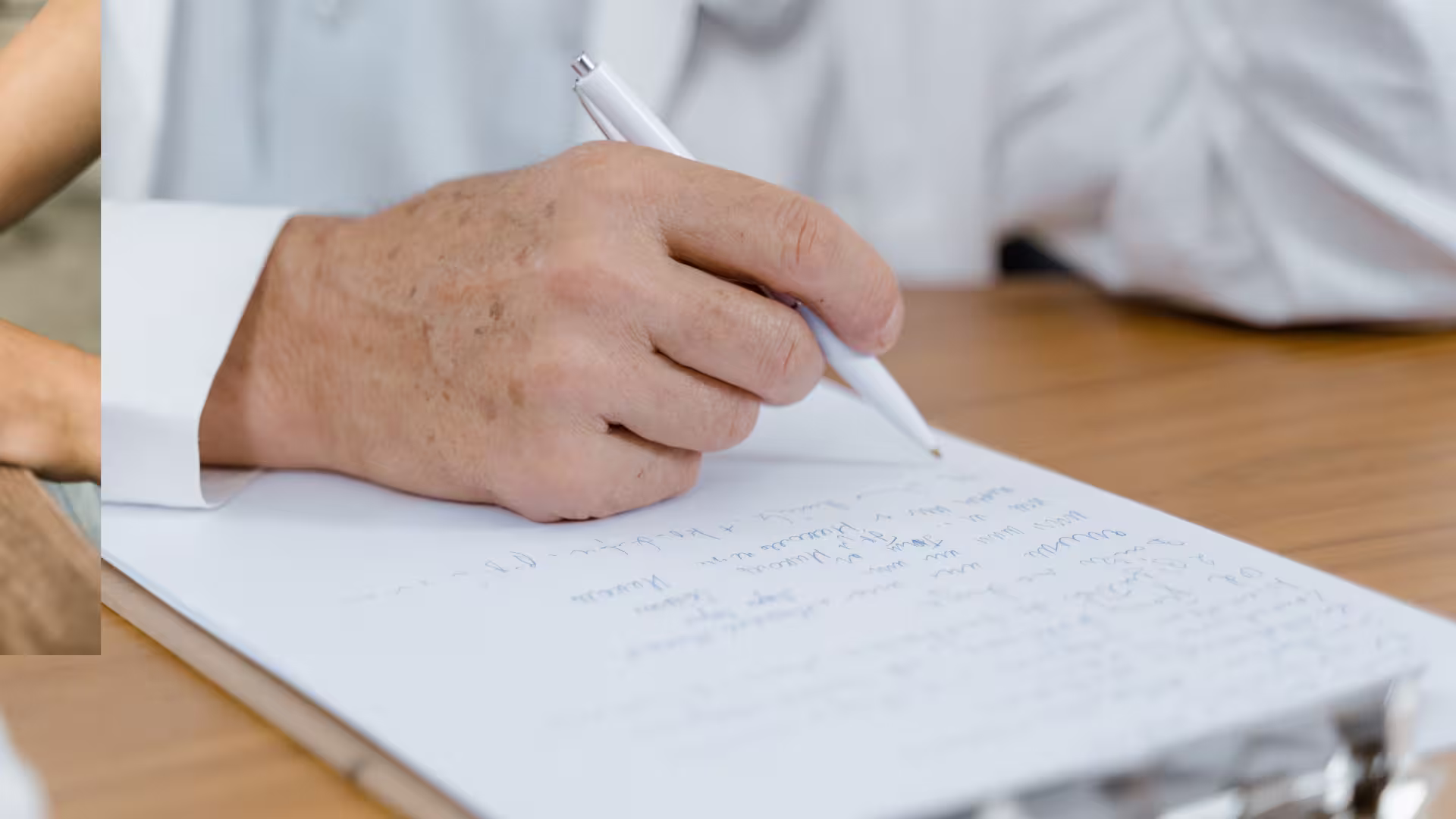 Mann protokolliert manuell statt automatisiert