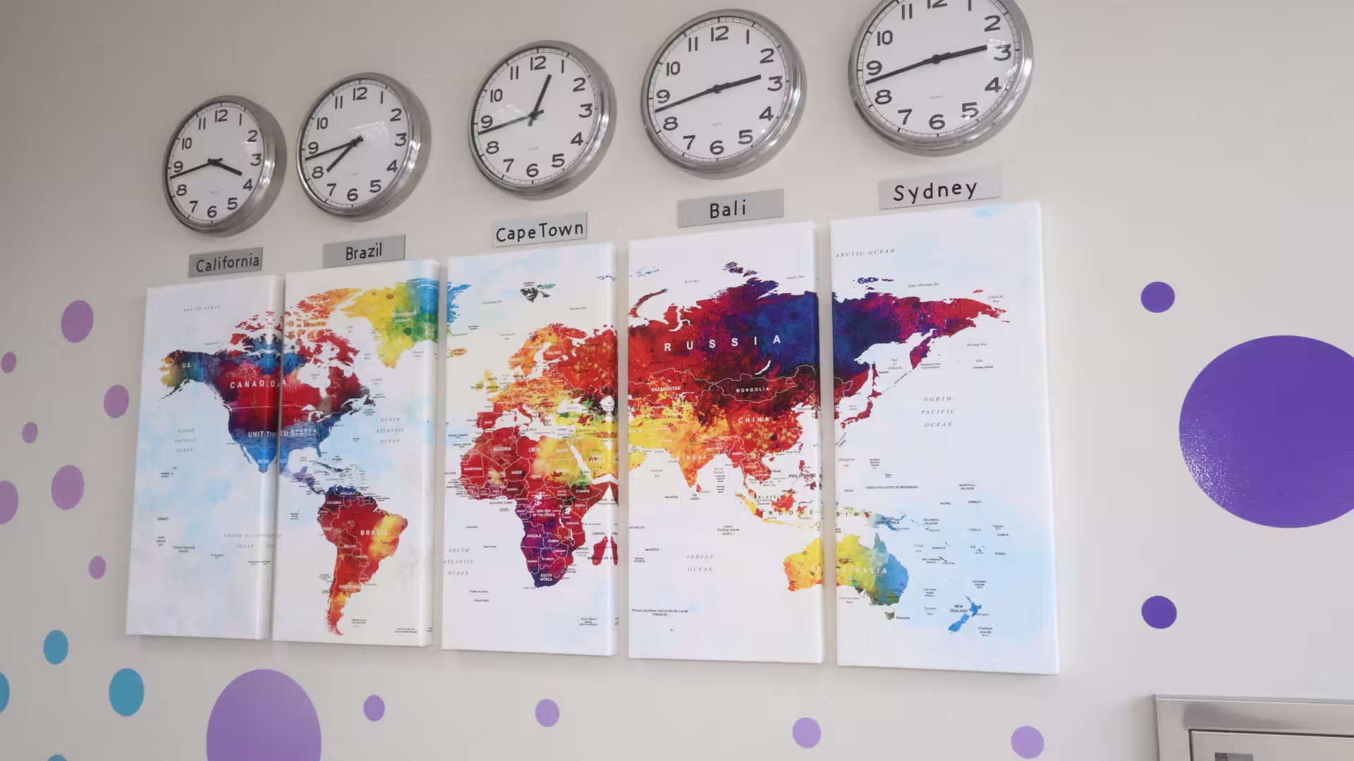 image of 5 different time zones with the appropriate time