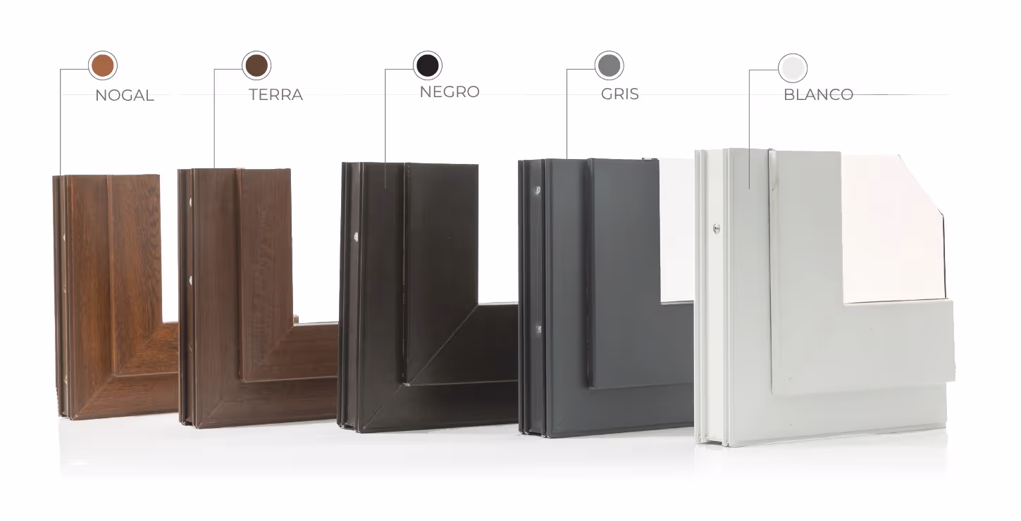 Cinco marcos de ventanas en PVC en colores nogal, terra, negro, gris y blanco alineados en fila.