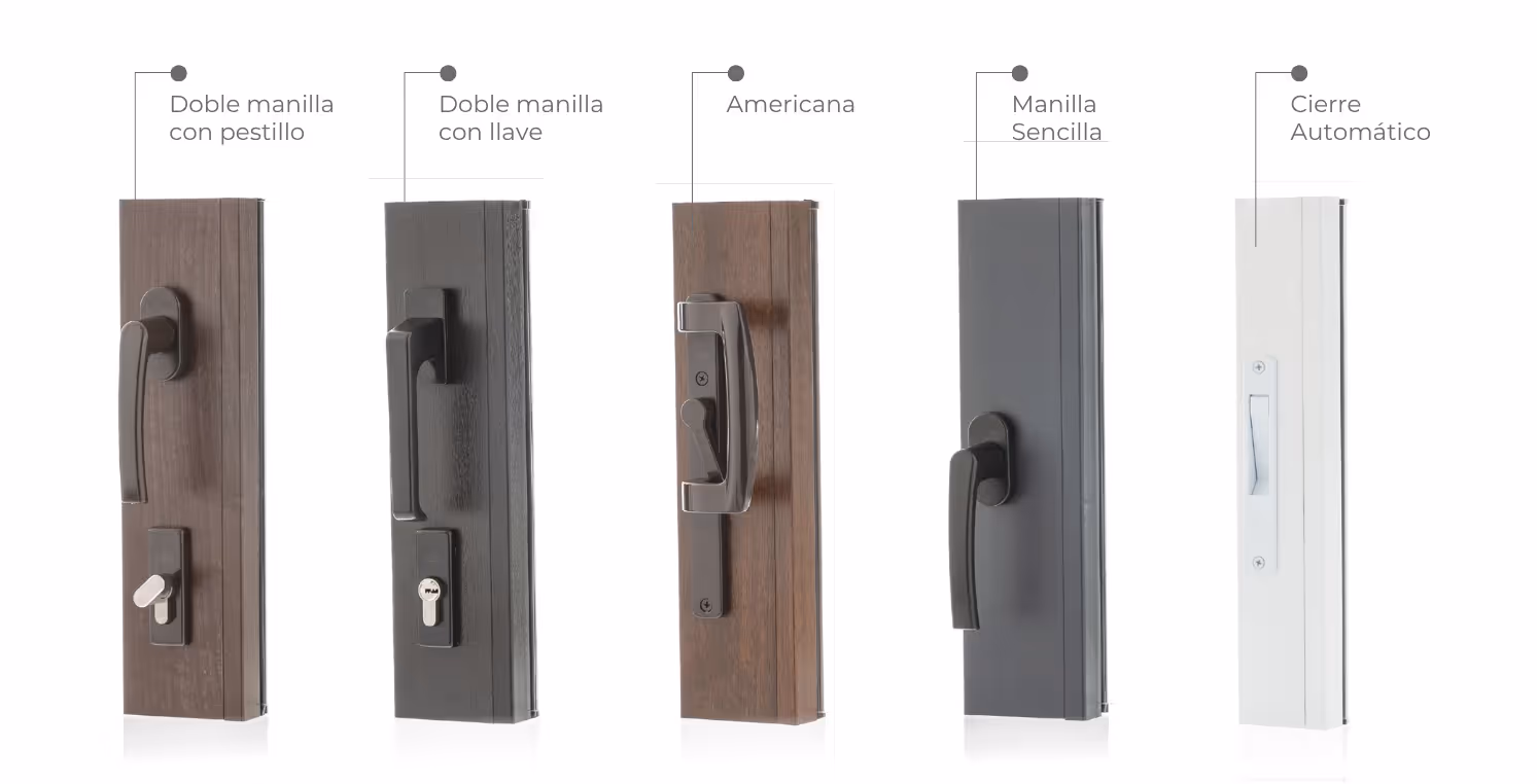Cinco tipos de manillas y cierre de puerta montadas en diferentes colores de pvc: doble manilla con pestillo, doble manilla con llave, americana, manilla sencilla y cierre automático.