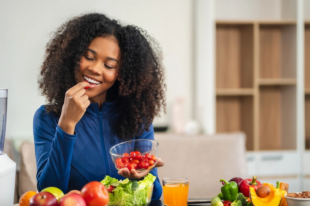 Femme qui mange sainement des fruits