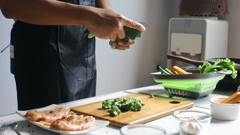 Homme qui prépare des repas sains
