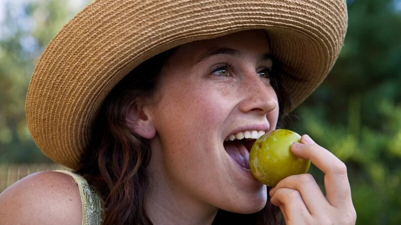 Femme qui mange sainement.
