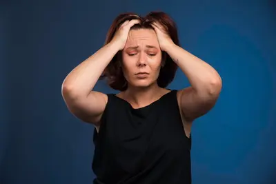 Jeune femme ayant du stress. Les effets du stress sur le corps.