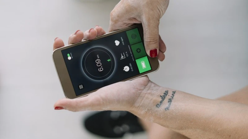 Femme qui compte ses pas à travers une application