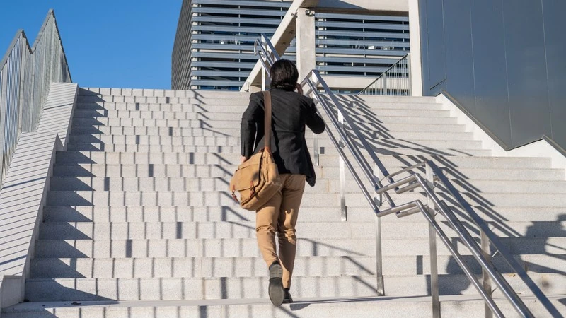 Homme qui augmente son nombre de pas quotidien en prenant les escaliers