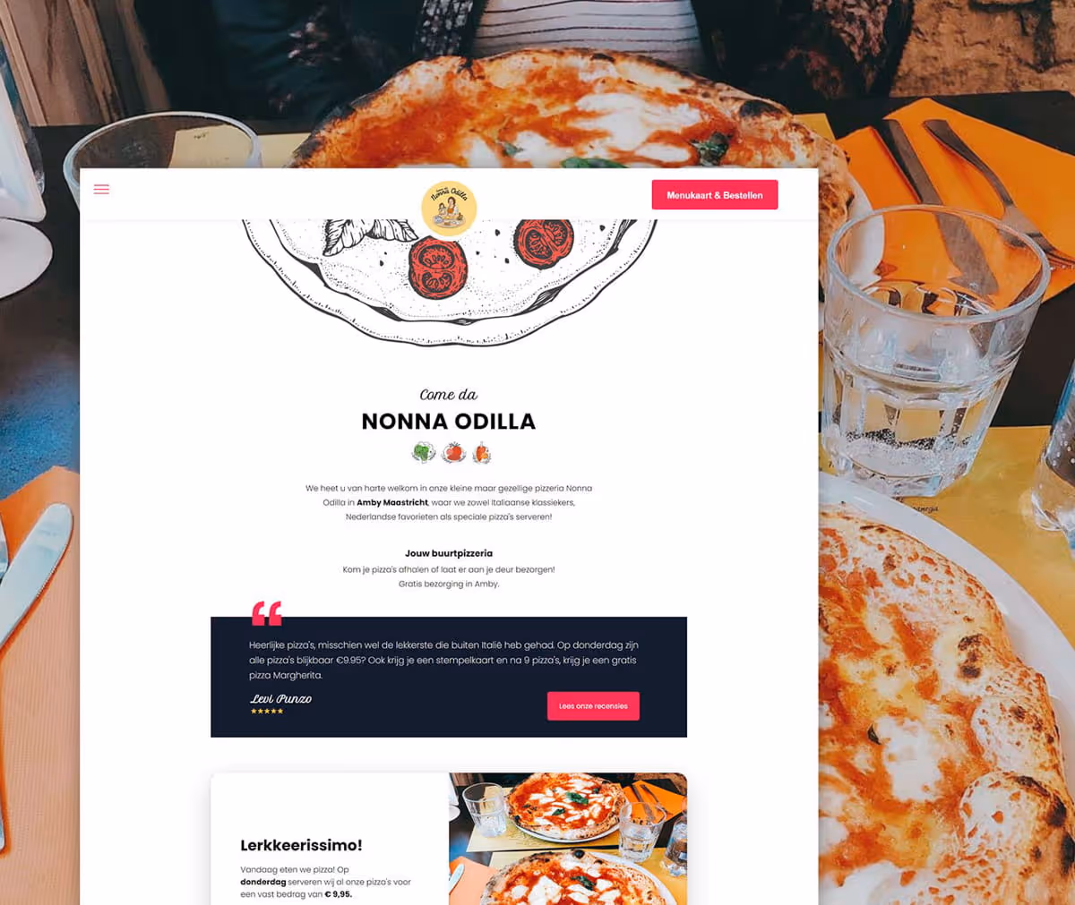Versgebakken pizza op tafel met een verfrissend drankje bij een restaurantwebsite-screenshot